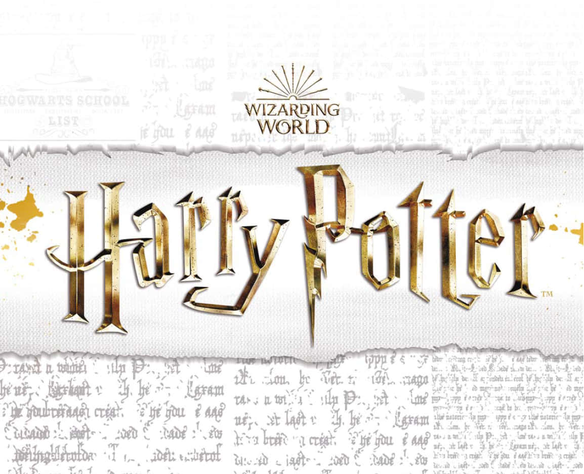 Wizarding World 桌布 壁紙 — 金色哈利波特標誌，帶有撕裂羊皮紙效果，背景為褪色的巫師世界文字。