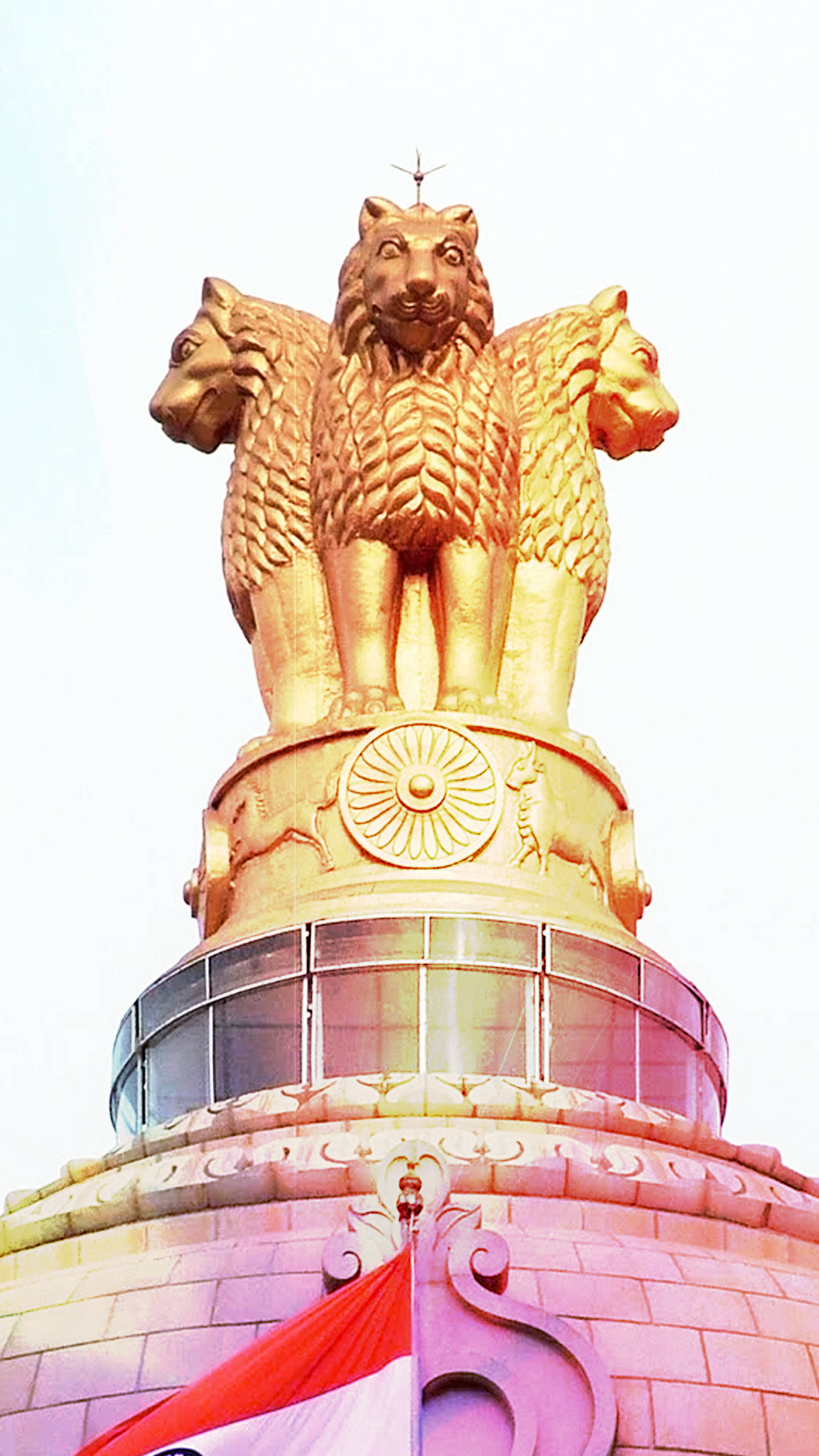 upsc 桌布 壁紙 — 金色四頭獅子雕像立於大基座上，下方有紅白旗幟。