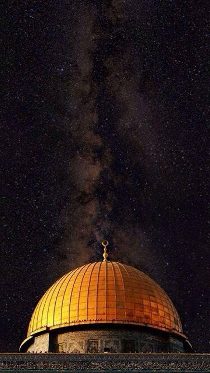 巴勒斯坦 桌布 壁紙 — 金色圓頂岩石在繁星點點的夜空下被照亮，銀河在上方拱起。