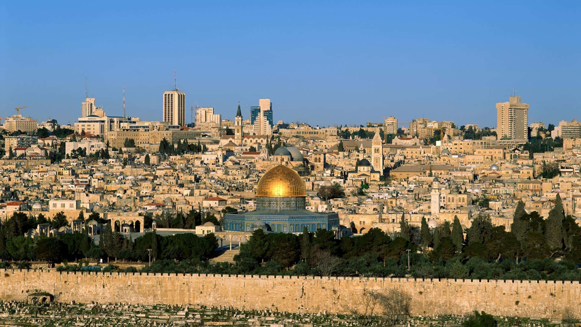 Israel 桌布 壁紙 — 金色圓頂岩石寺在清澈藍天下，於古老石城及遠處現代建築之上閃耀。