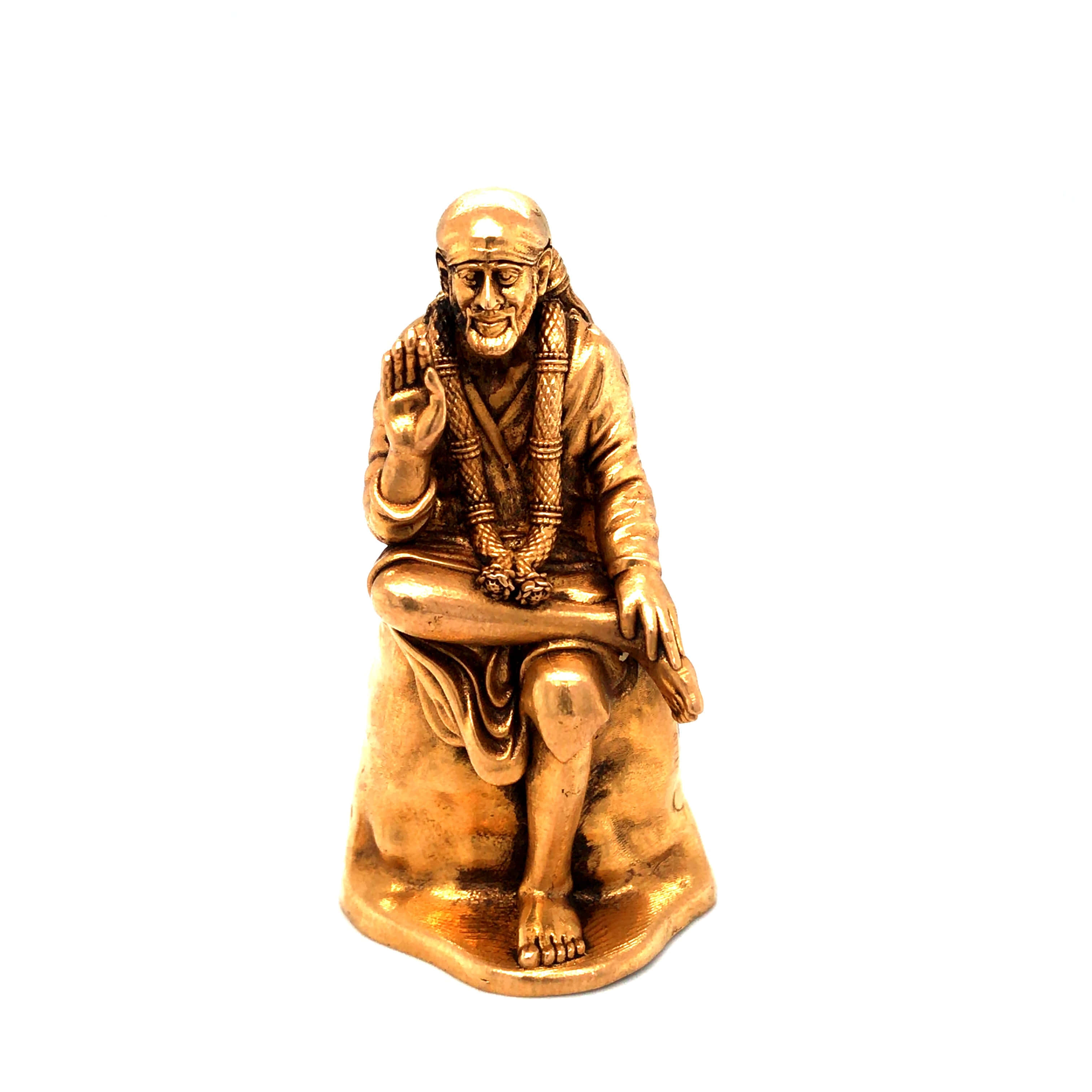 figure 桌布 壁紙 — 金色坐姿智者雕像，表情祥和，手勢抬起，背景為純白色。