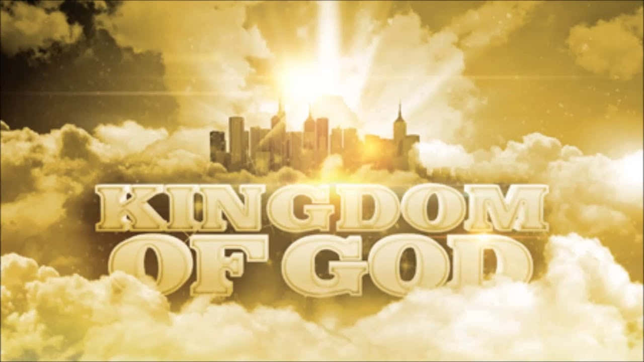 Kingdom Of God 桌布 壁紙 — 金色城市天際線從雲層中浮現，背後有燦爛的太陽光芒，粗體3D文字寫著kingdom of god。