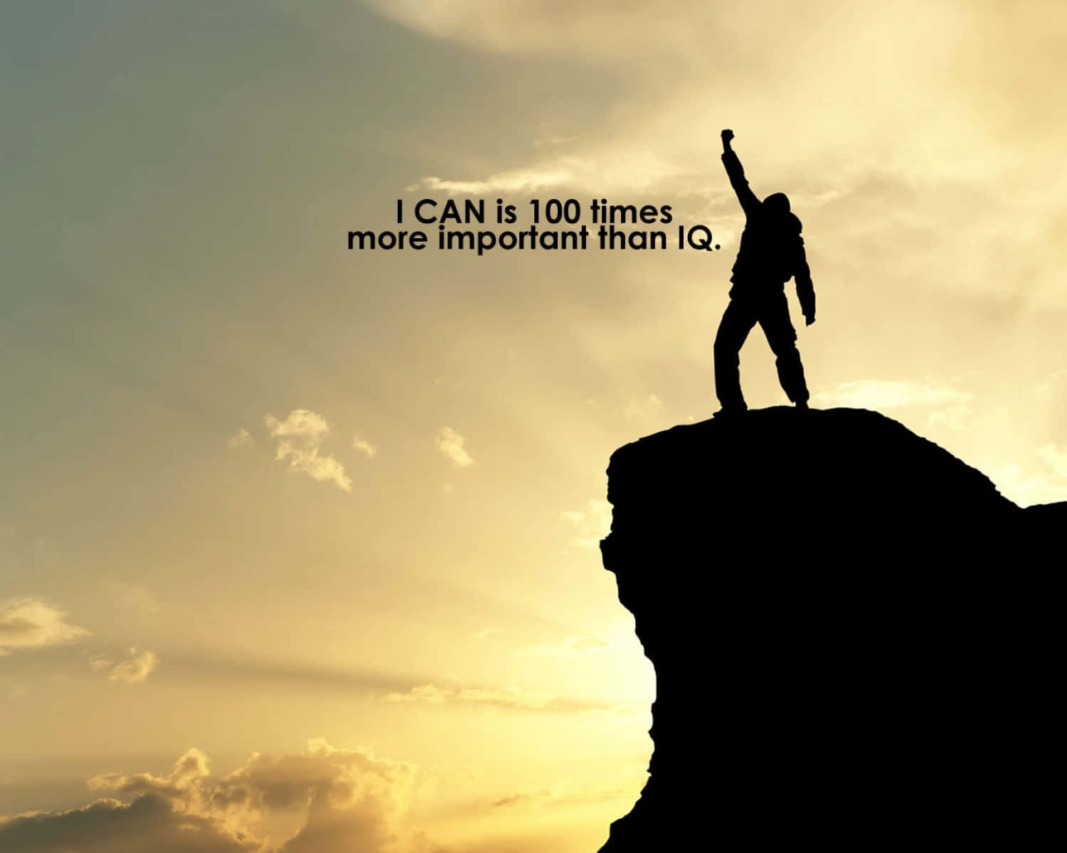 Success 桌布 壁紙 — 金色夕陽下，懸崖頂上一個勝利者舉起拳頭的剪影，並帶有勵志文字覆蓋。