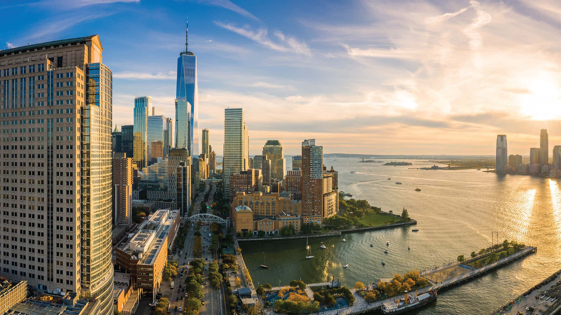 Nyc 桌布 壁紙 — 金色夕陽以溫暖光線沐浴紐約市天際線，摩天大樓倒映在哈德遜河上。