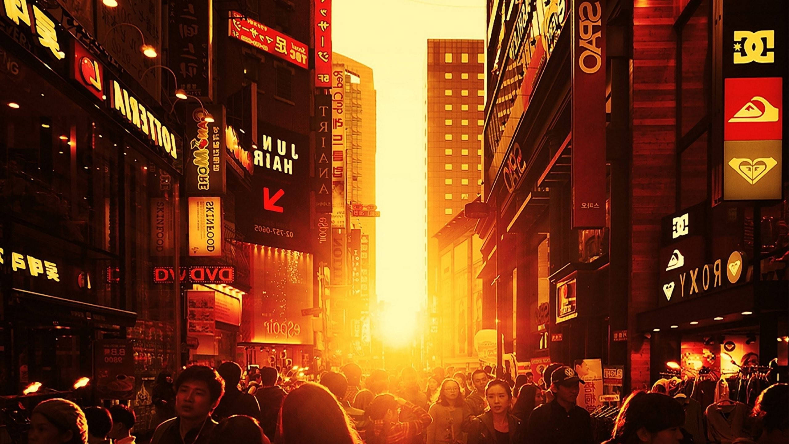 Orange City 桌布 壁紙 — 金色夕陽以溫暖光線淹沒繁忙的東京街道，人群在發光的霓虹招牌和高聳建築物旁移動。