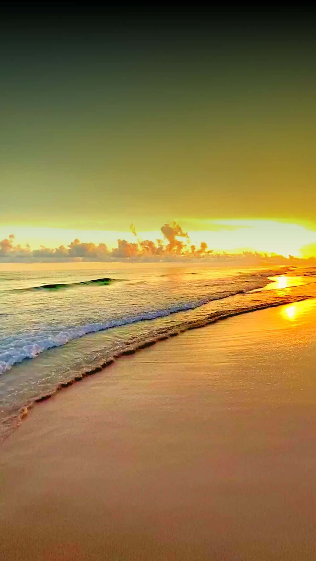 beach do waves 壁紙 — 金色夕陽將溫暖的光線灑在濕沙上，溫柔的海浪在漸變天空下拍打著寧靜的海灘。