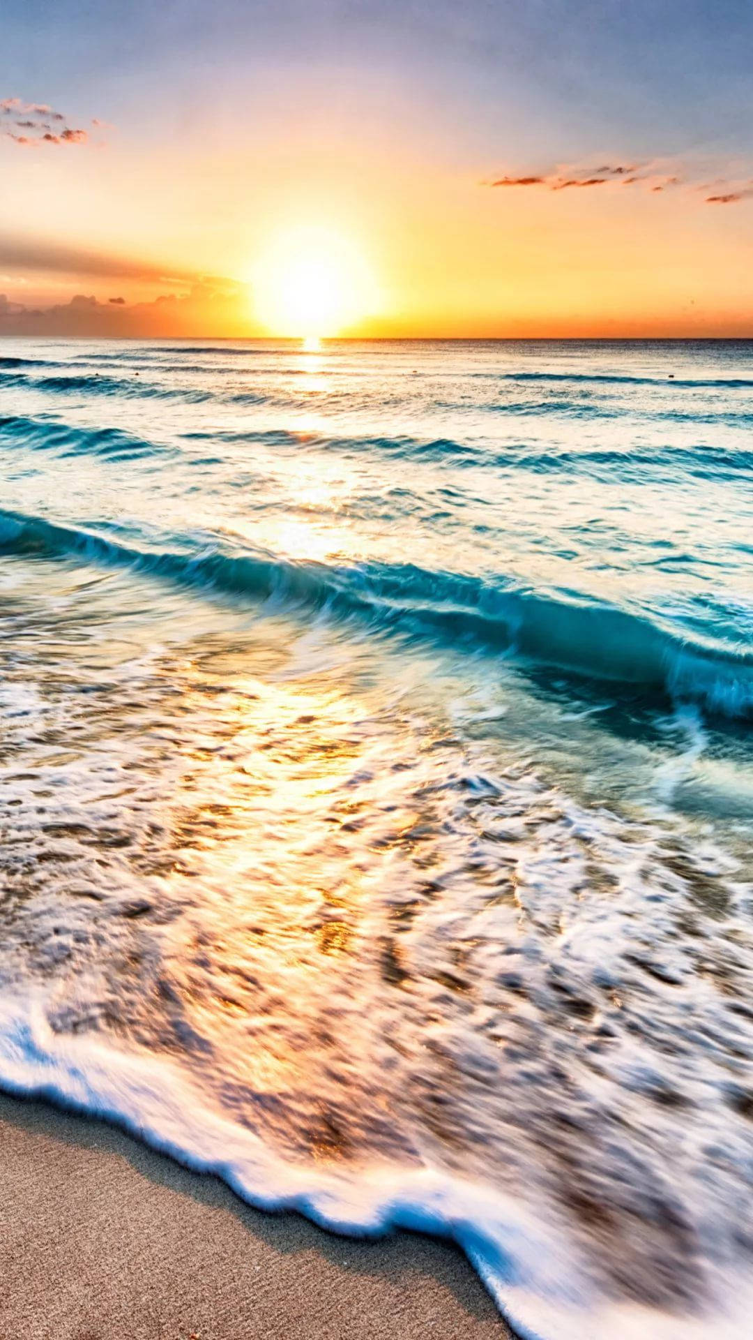 海灘 iPhone 桌布 壁紙 — 金色夕陽將溫暖的光芒投射在碧綠色的波浪上，波浪滾滾湧上沙灘。