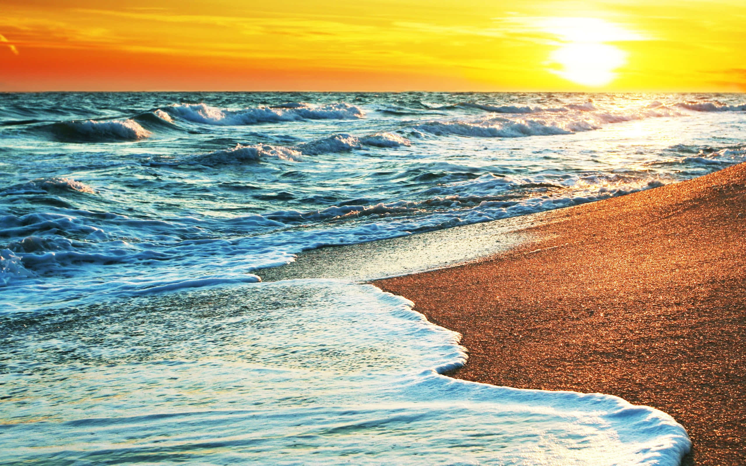 Beach Waves 桌布 壁紙 — 金色夕陽將溫暖的光芒灑在拍打沙灘的泡沫海浪上。