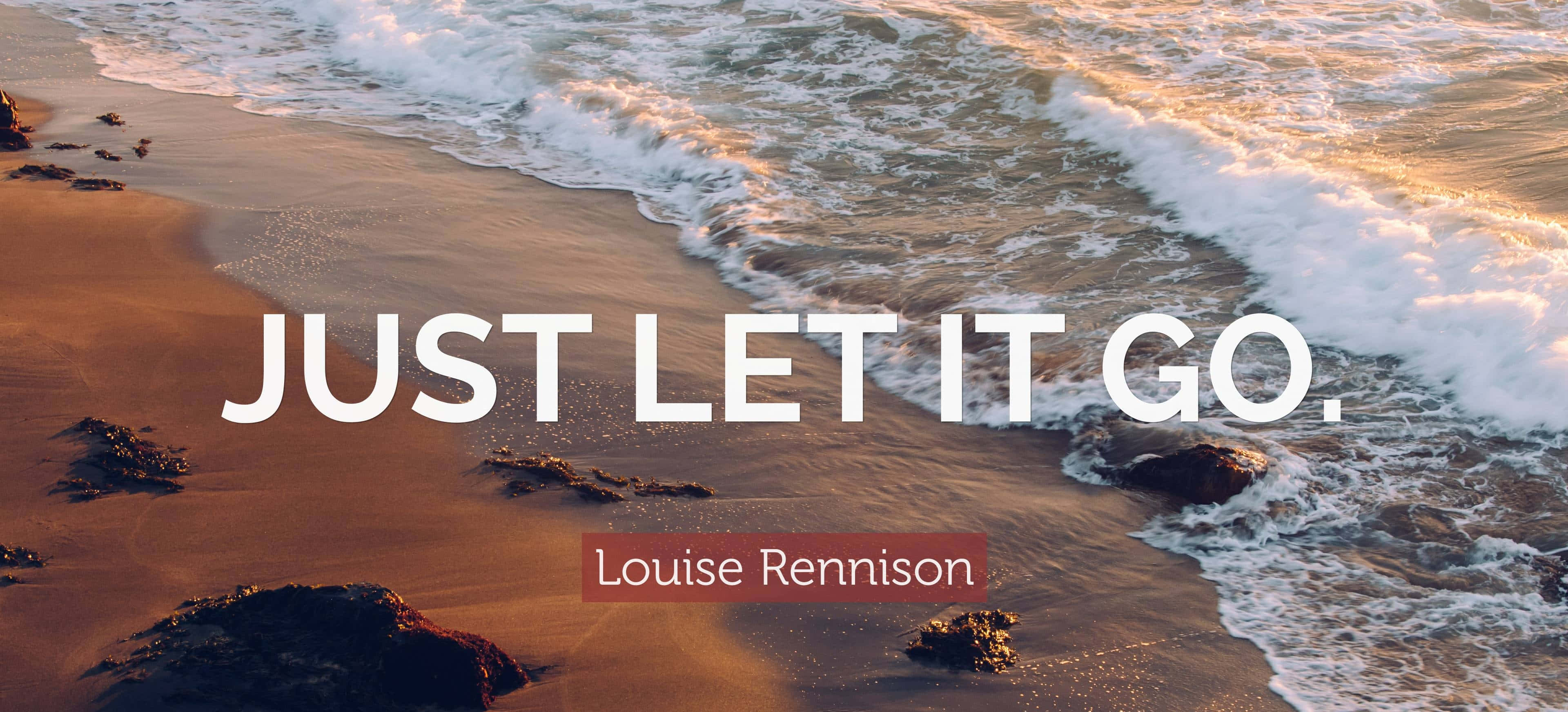 let it go 桌布 壁紙 — 金色夕陽海浪拍打沙灘，粗體白色文字寫著 just let it go。