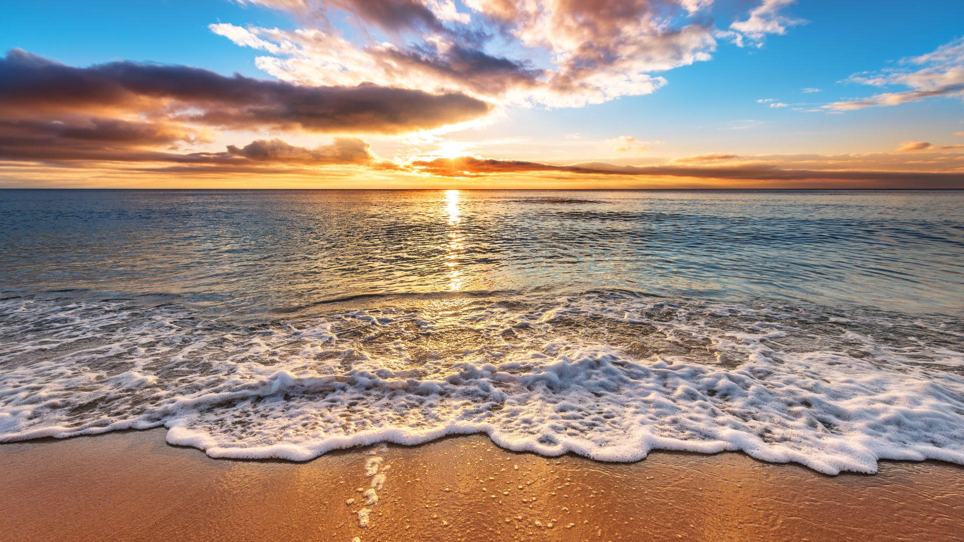 海灘 桌布 壁紙 — 金色夕陽海浪拍打溫暖沙灘，天空戲劇性，雲彩如火。
