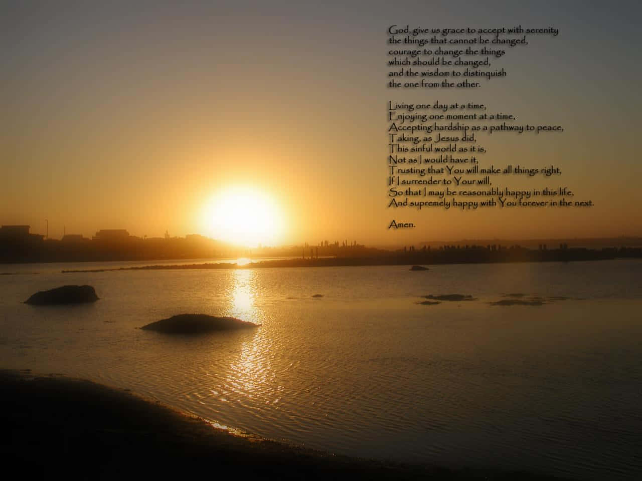 Serenity Prayer 桌布 壁紙 — 金色夕陽照耀平靜水面，岩石和遠處建築物形成剪影，一首祈禱詩漂浮在天空中。