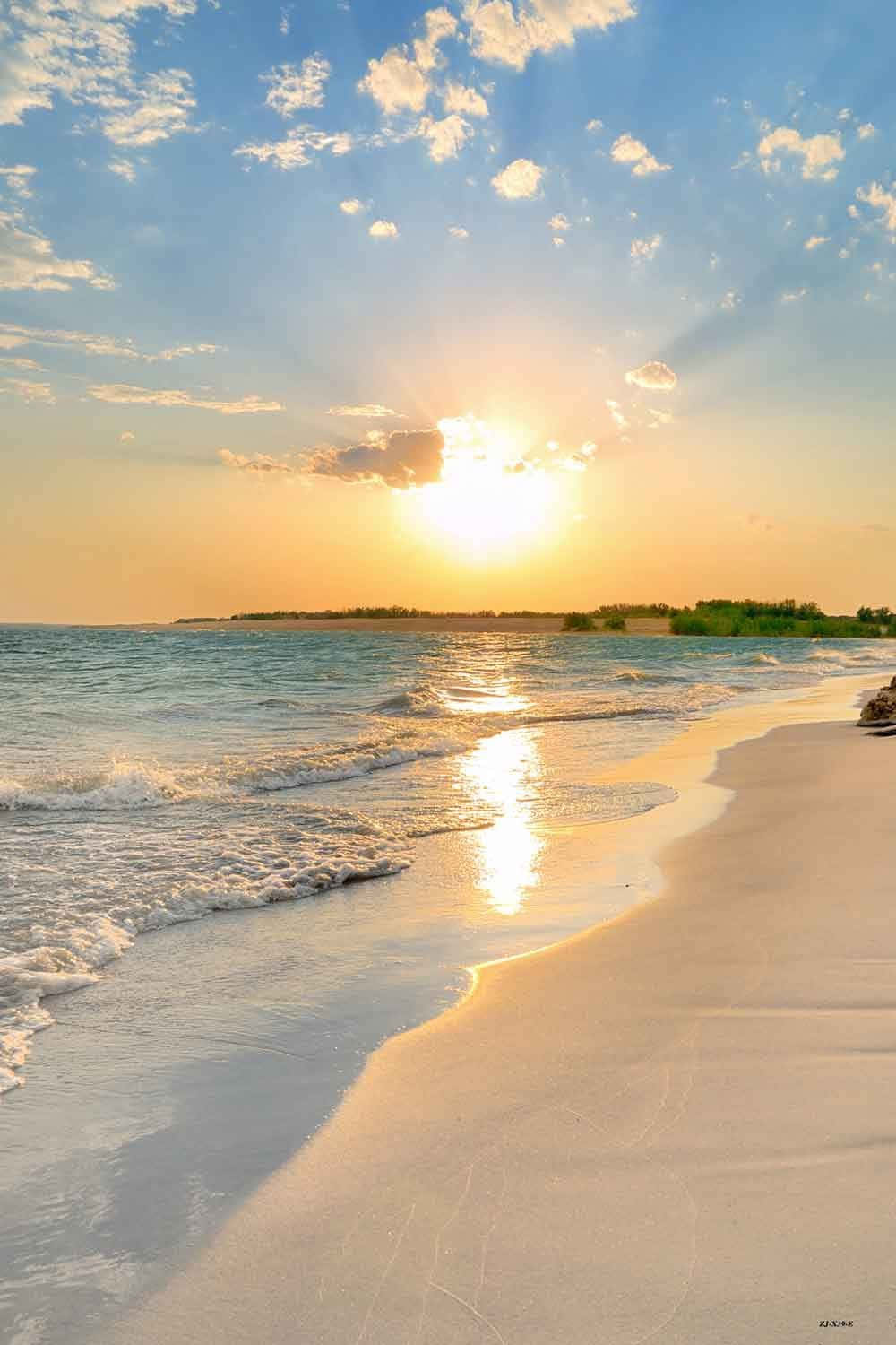 海灘日落 桌布 壁紙 — 金色夕陽穿過雲層，照耀在平靜的海灘上，碧綠的海浪輕拍著白色的沙灘。