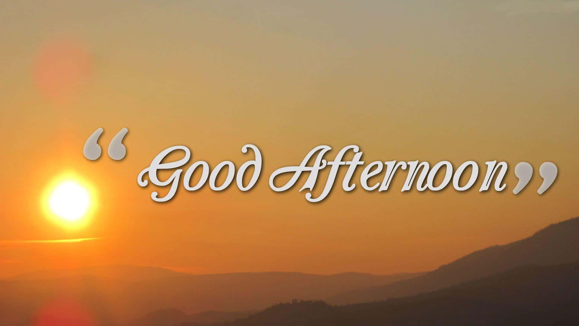 Good Afternoon 桌布 壁紙 — 金色夕陽落在層層疊疊的山巒剪影後面，優雅的白色草書文字寫著「下午好」。