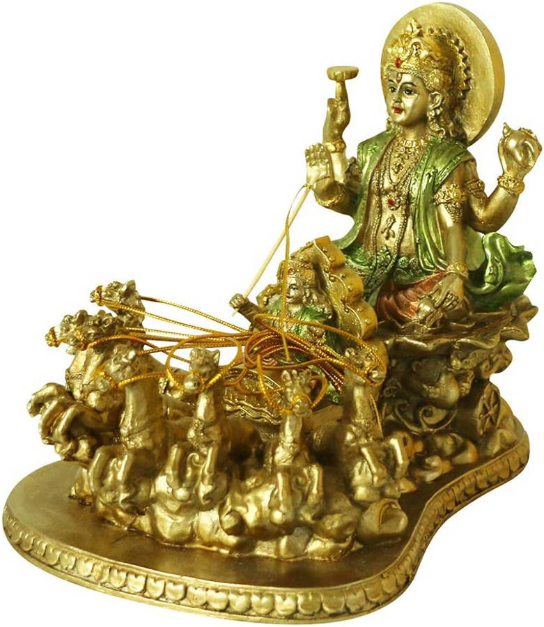 神 桌布 壁紙 — 金色多臂神像坐在由七匹馬拉動的戰車上，馬匹飾有綠色長袍和精緻珠寶。