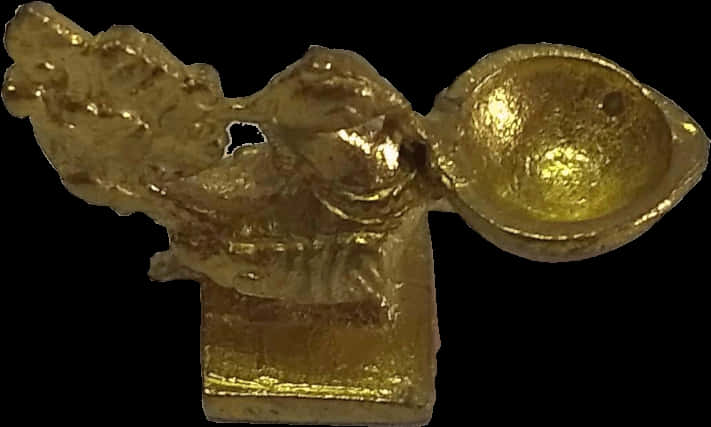 Vilakku 桌布 壁紙 — 金色天使雕像，翅膀展開，頭部呈碗狀，在黑色背景下具有紋理和反射效果。