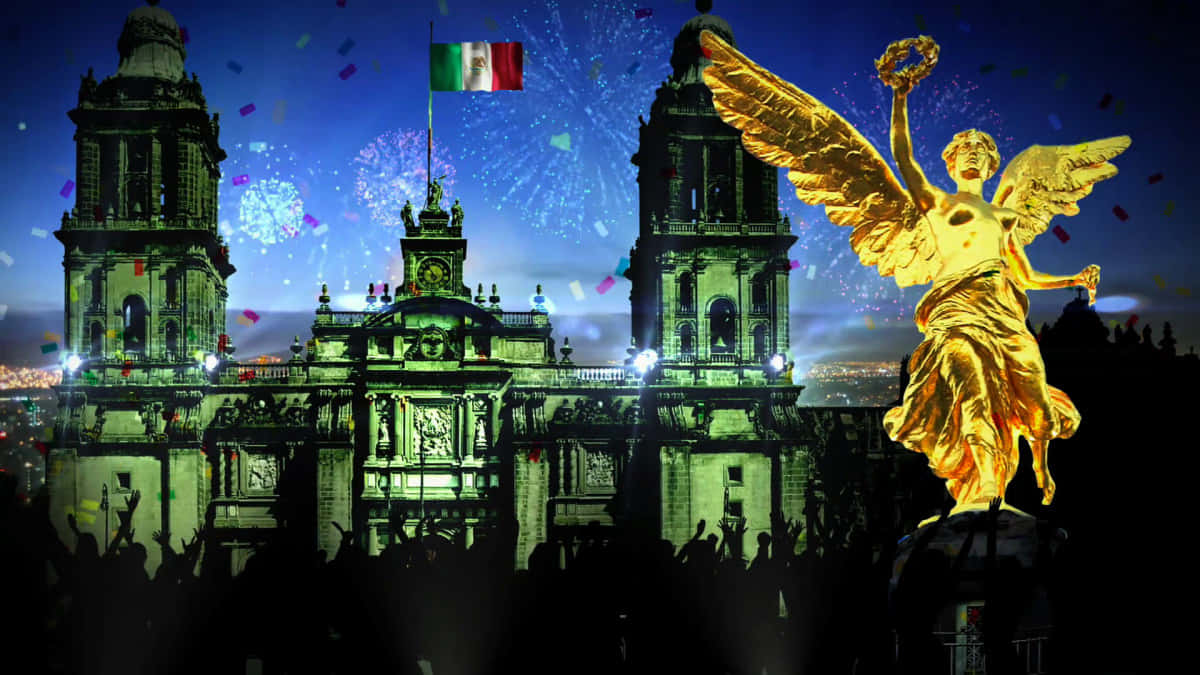 Happy Cinco De Mayo 桌布 壁紙 — 金色天使雕像俯瞰夜晚燈火通明的大教堂，煙火爆炸，五彩紙屑灑落在歡呼的人群上。