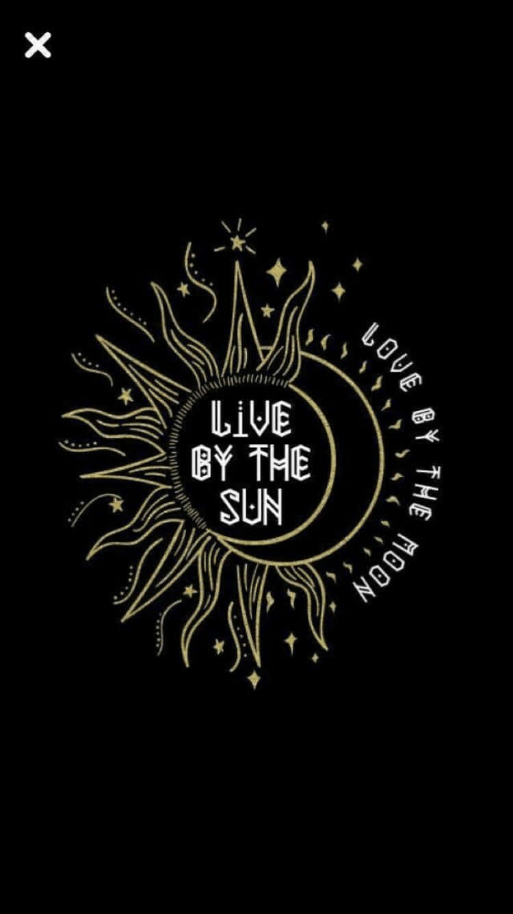 Witchy Phone 桌布 壁紙 — 金色太陽和月亮插圖，帶有文字 live by the sun love by the moon，黑色背景。