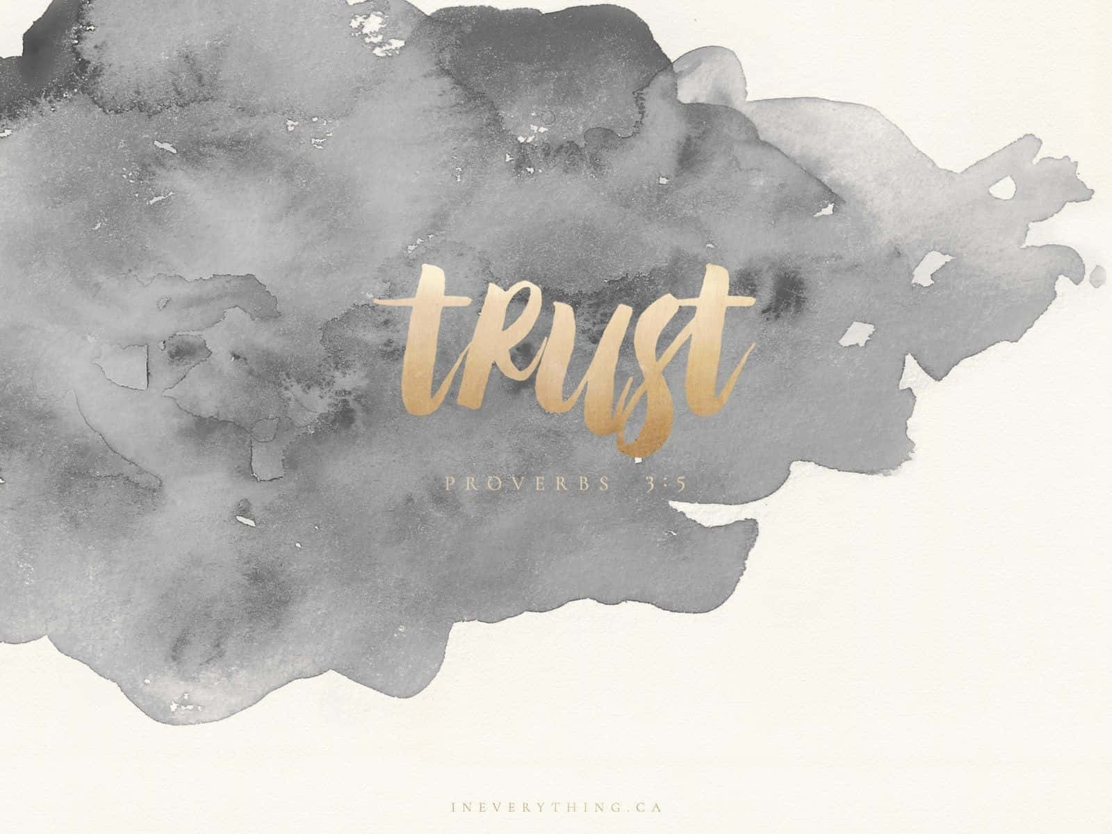 Aesthetic Tumblr Desktop 桌布 壁紙 — 金色字體的「信任」一詞漂浮在奶油色背景上柔和的灰色水彩潑灑之上。