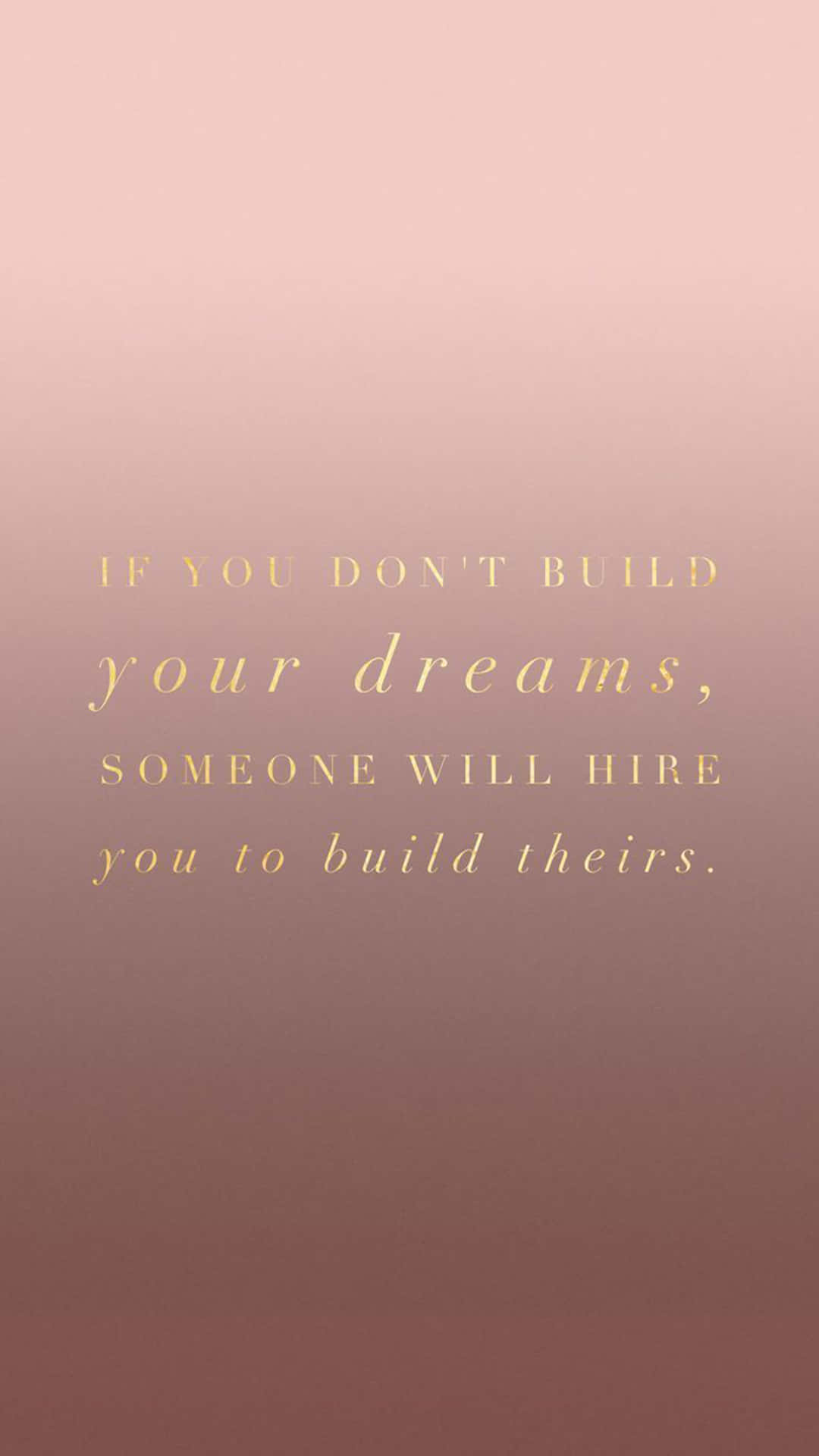 Rose Gold Quotes 桌布 壁紙 — 金色字體的勵志名言：如果你不建立自己的夢想，就會有人僱用你為他們建立夢想，背景是柔和的粉紅色到紫紅色的漸變。