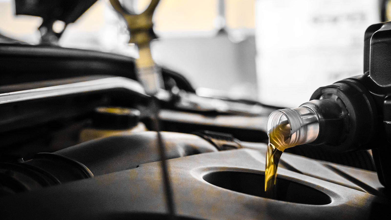 Oil 桌布 壁紙 — 金色引擎機油從瓶子流入引擎機油加註口的特寫鏡頭。