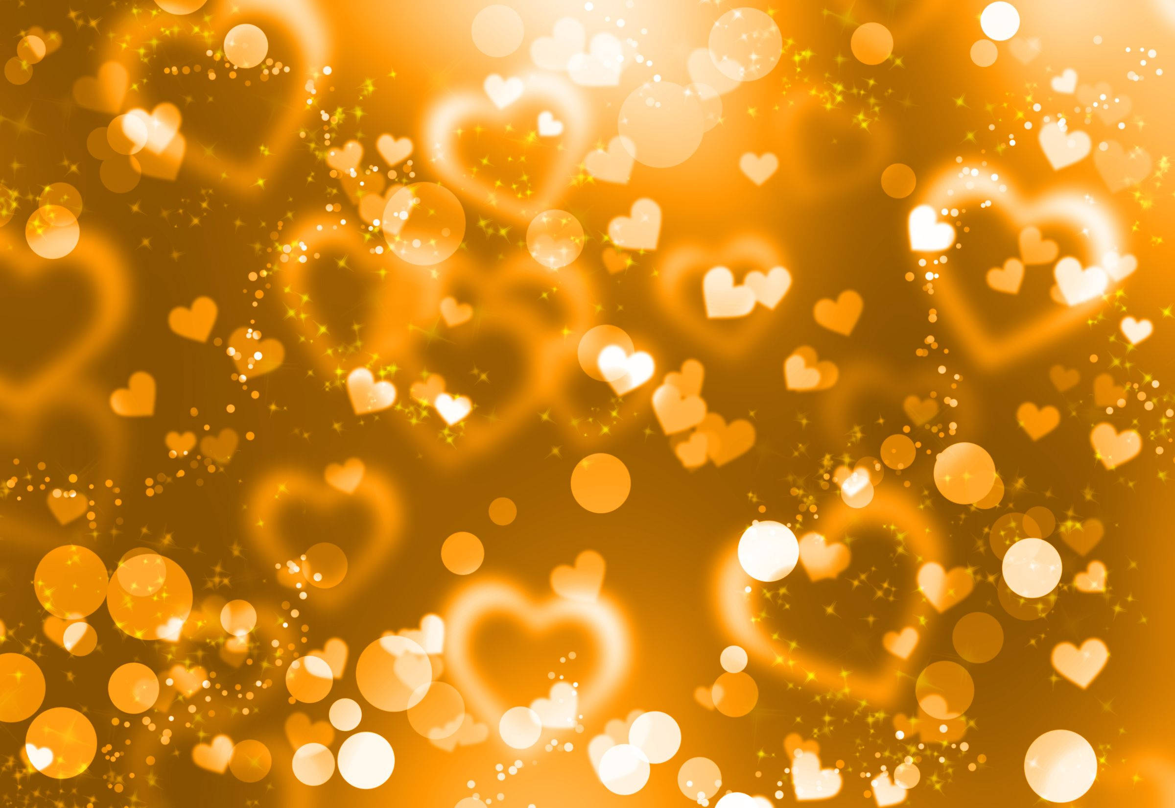 Gold Glitter 桌布 壁紙 — 金色心形和散景光在溫暖發光的背景上閃爍著閃爍的粒子。