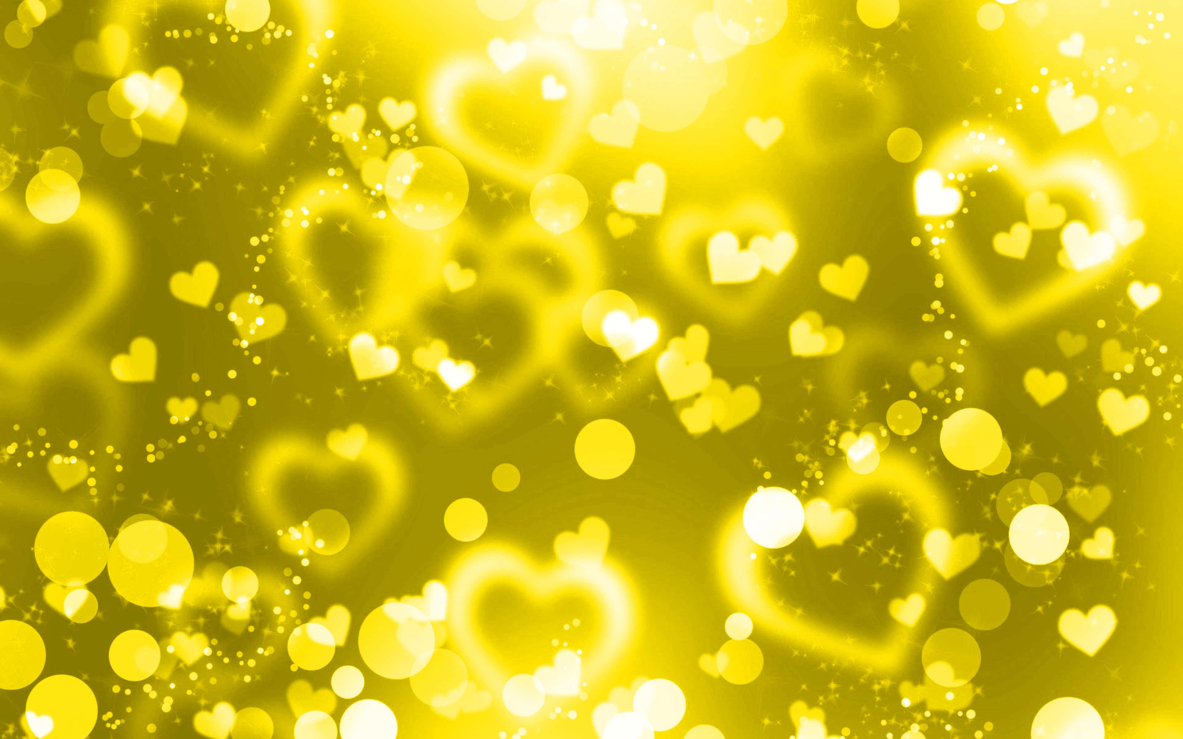 Yellow Heart 桌布 壁紙 — 金色心形和散景光在閃爍夢幻的黃色光芒中閃耀。
