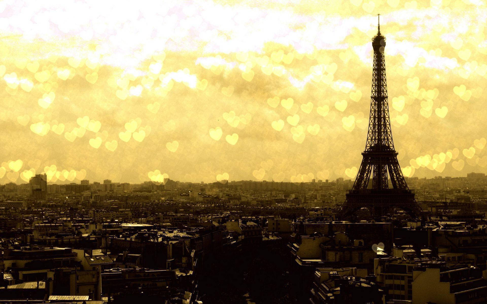 Eiffel Tower 桌布 壁紙 — 金色心形散景燈光在巴黎屋頂上艾菲爾鐵塔的剪影背後閃耀，夕陽西下。