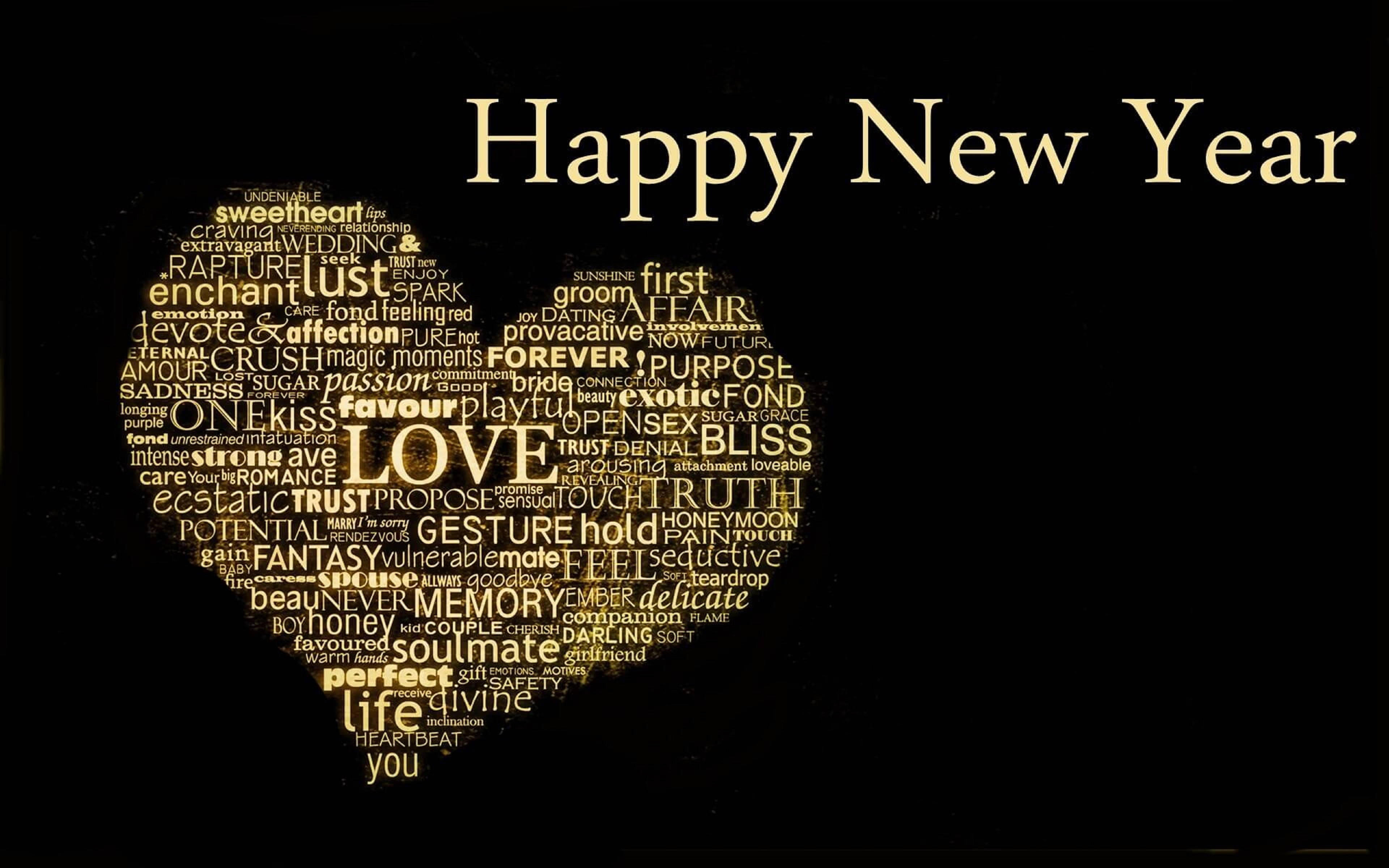 New 桌布 壁紙 — 金色心形文字雲在黑色背景上拼出「Happy New Year」，周圍環繞著浪漫和愛情主題的詞語。