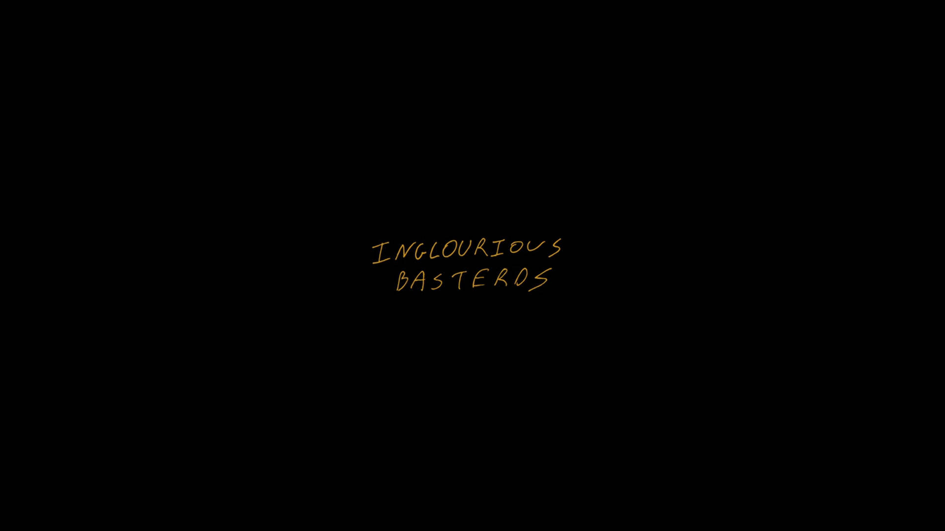 Inglourious Basterds 桌布 壁紙 — 金色手寫文字在純黑色背景中央顯示「INGLOURIOUS BASTEROS」。