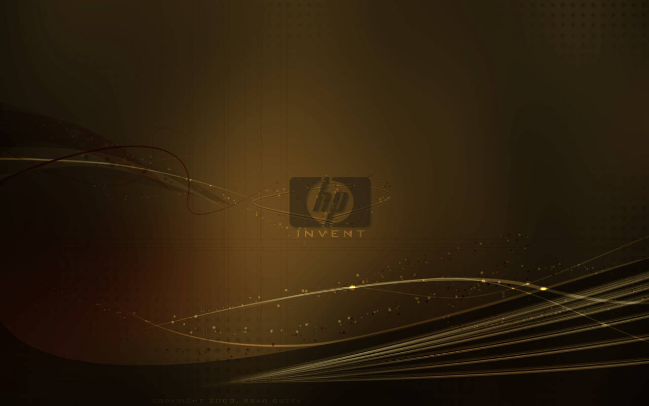 HP 桌布 壁紙 — 金色抽象漩渦和發光粒子圍繞著中央的 HP Invent 標誌，背景為深色漸變。