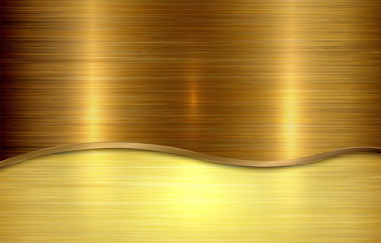 Metallic Gold 桌布 壁紙 — 金色拉絲金屬表面，帶有水平線條和底部發光的波浪曲線。