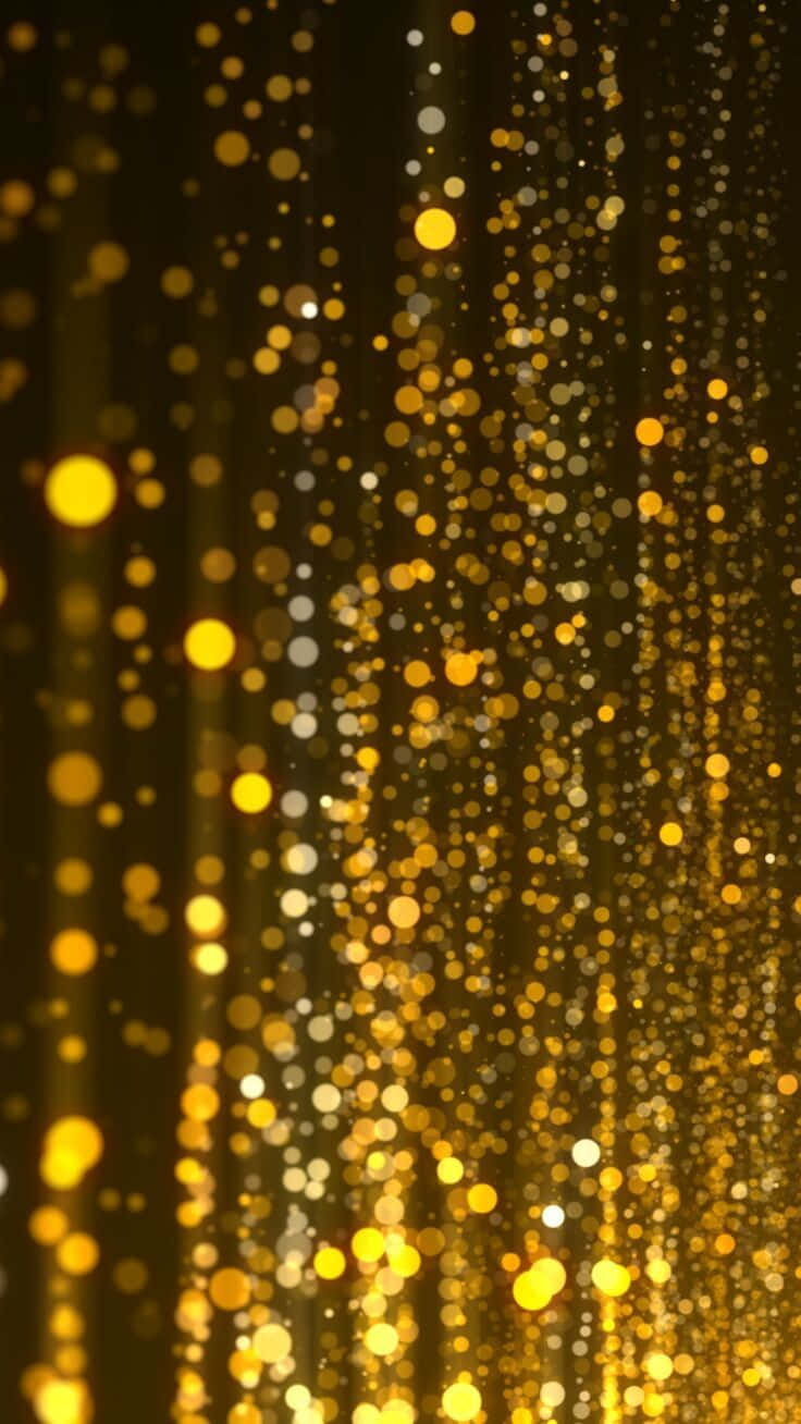 Yellow Glitter 桌布 壁紙 — 金色散景燈光像閃爍的雨水般在黑暗背景下層疊，營造出奢華閃爍的效果。
