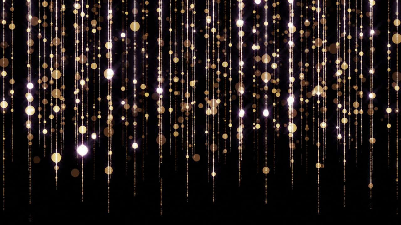 High Resolution Black And Gold 桌布 壁紙 — 金色散景燈光像閃閃發光的雨點般，在深黑色背景上傾瀉而下。