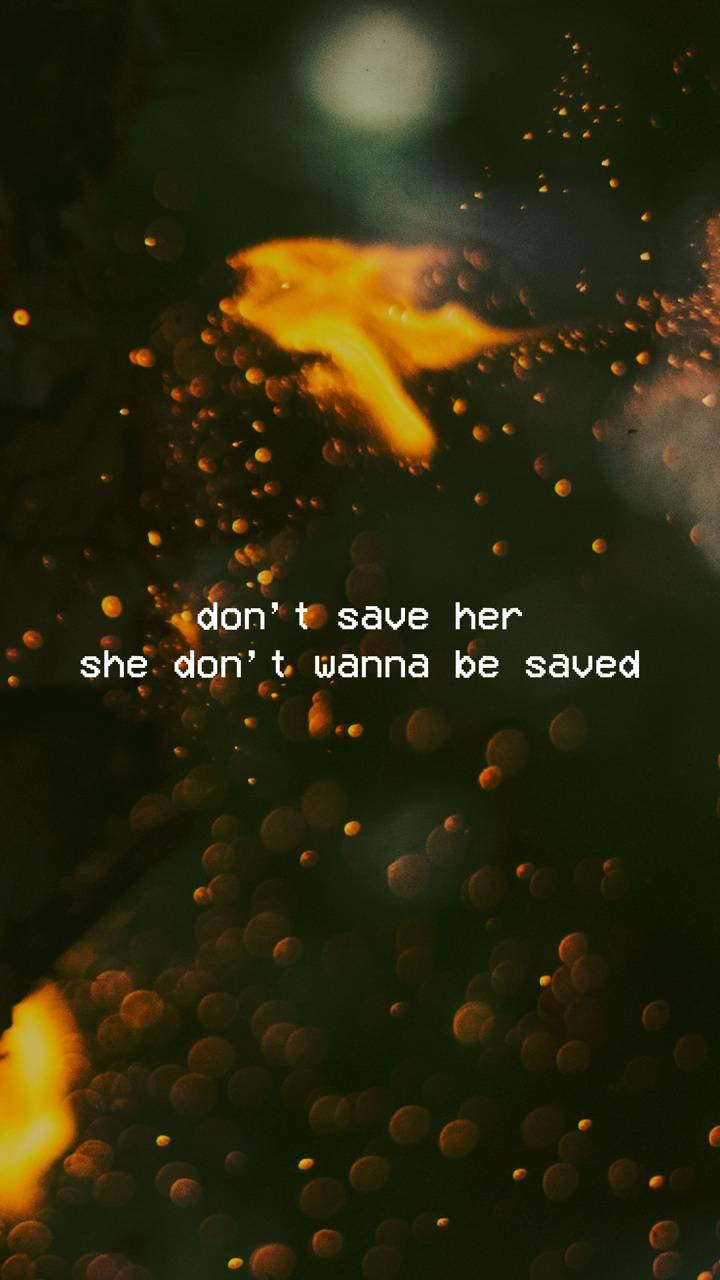 J 桌布 壁紙 — 金色散景燈光在深綠色背景上漂浮，白色文字寫著 don't save her she don't wanna be saved。