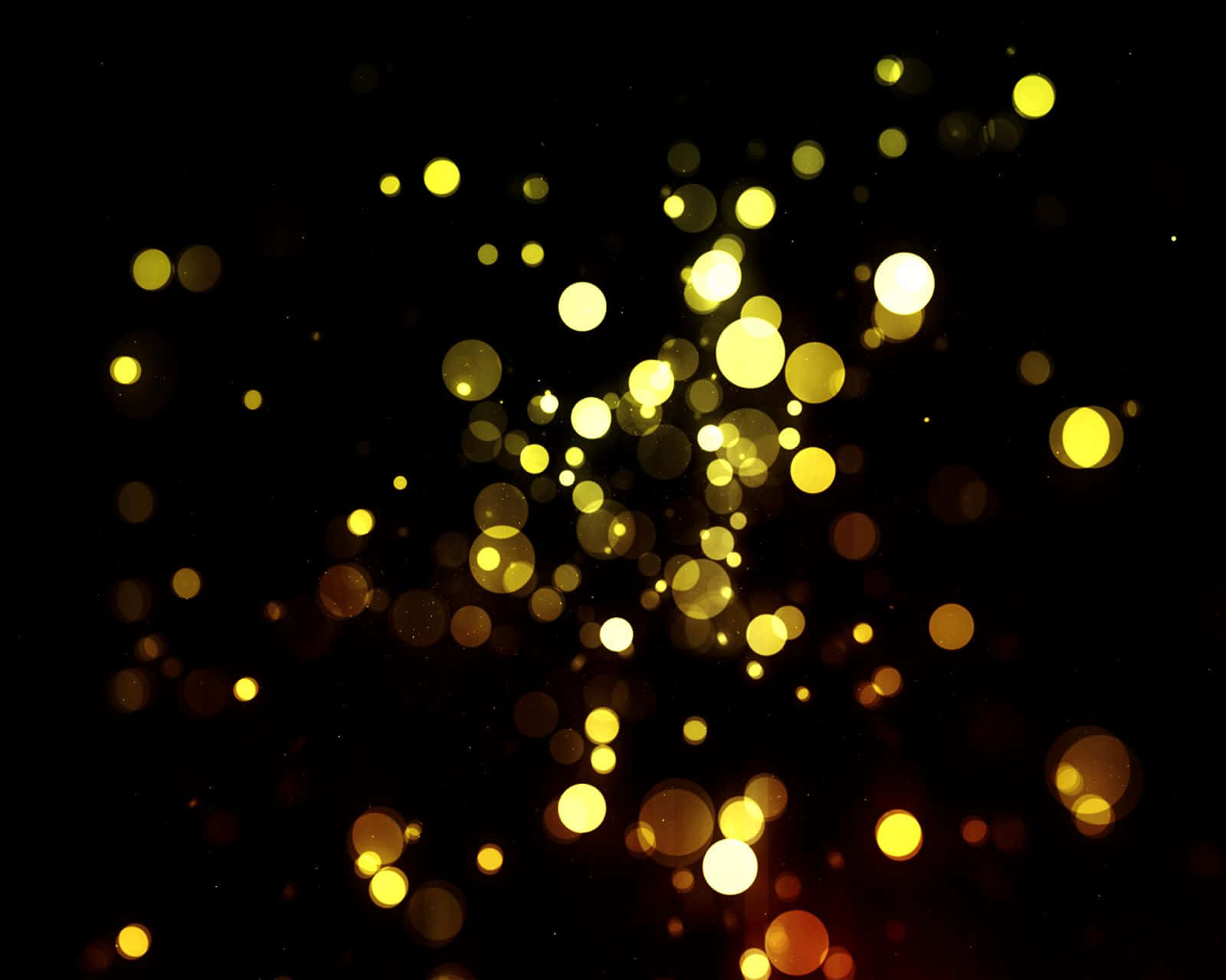 Light Effect 桌布 壁紙 — 金色散景燈光在深黑色背景上閃爍，營造出神奇的發光效果。