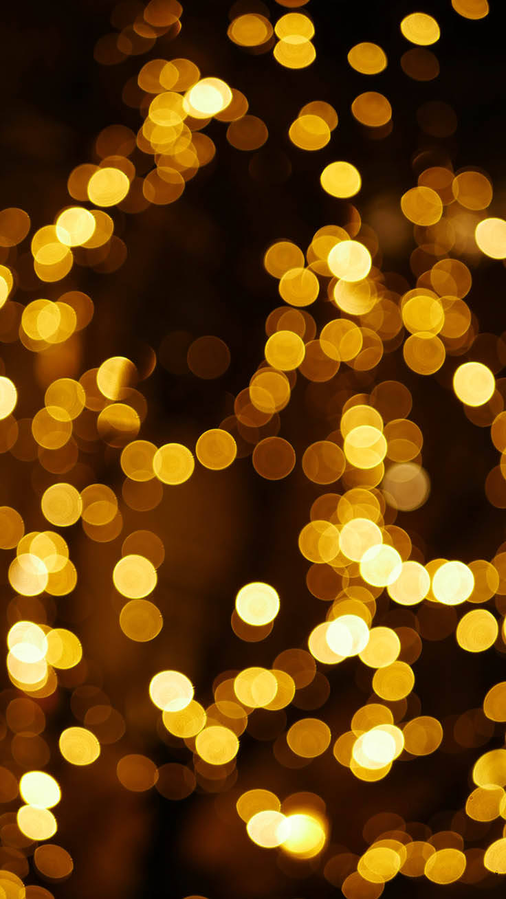 Christmas Lights Aesthetic 桌布 壁紙 — 金色散景燈光在黑暗背景上閃爍，營造出溫暖的節日光芒。