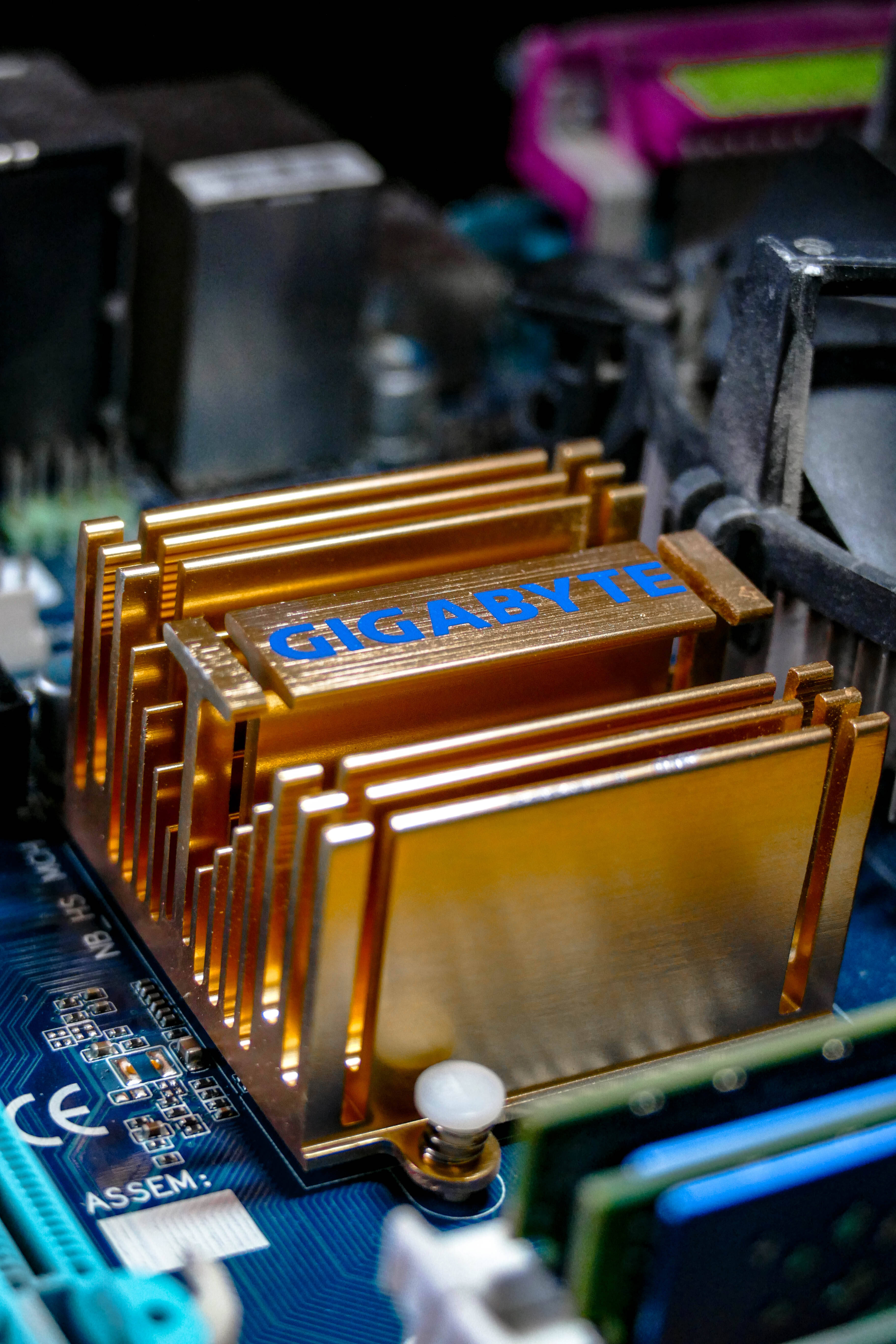 Motherboard 桌布 壁紙 — 金色散熱器近距離特寫，帶有藍色GIGABYTE品牌標誌，位於藍色主機板電路板上。