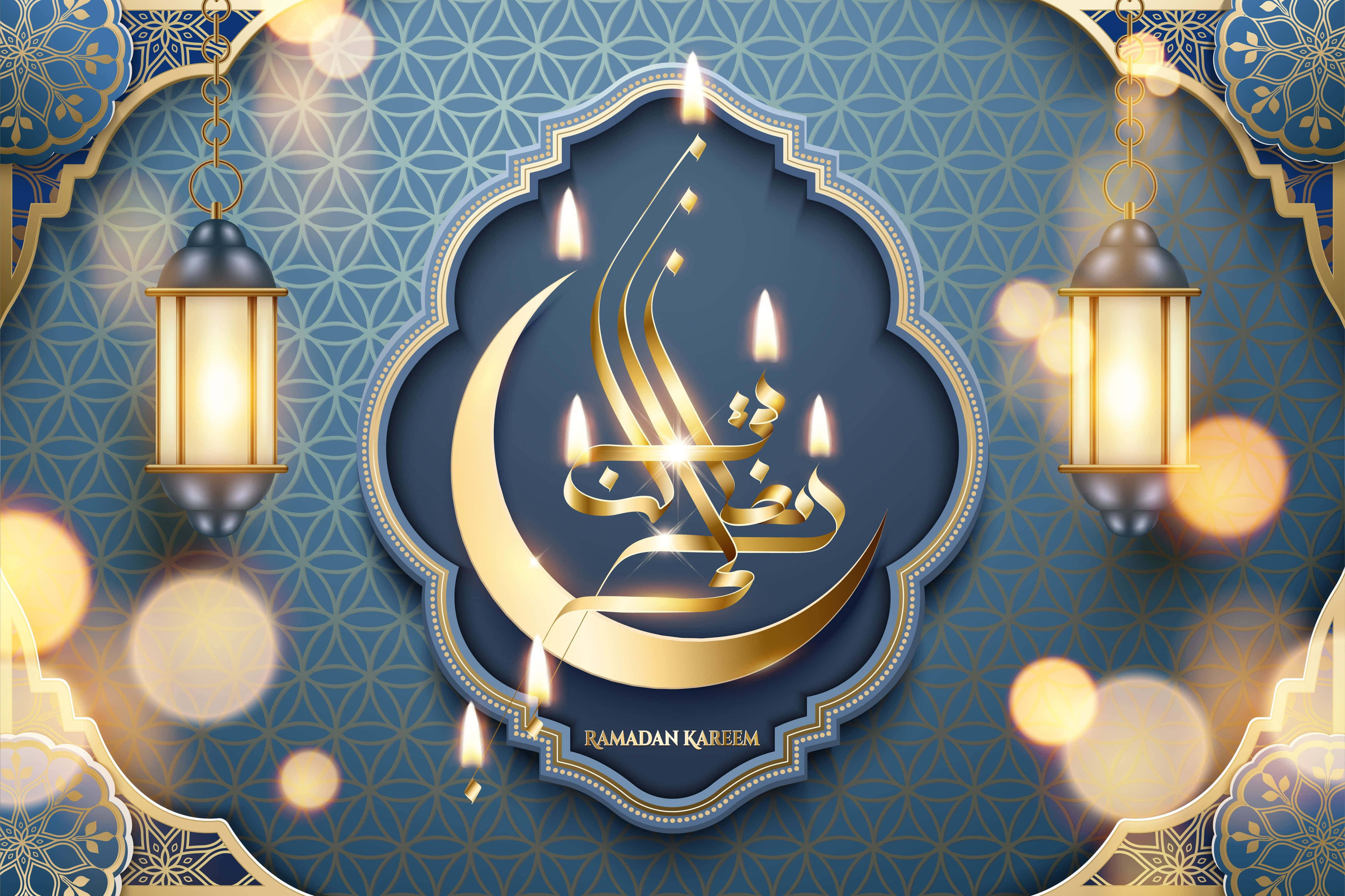Ramadan Kareem 桌布 壁紙 — 金色新月和阿拉伯書法為齋月卡里姆在藍色圖案背景上發光，掛著燈籠和散景燈光。