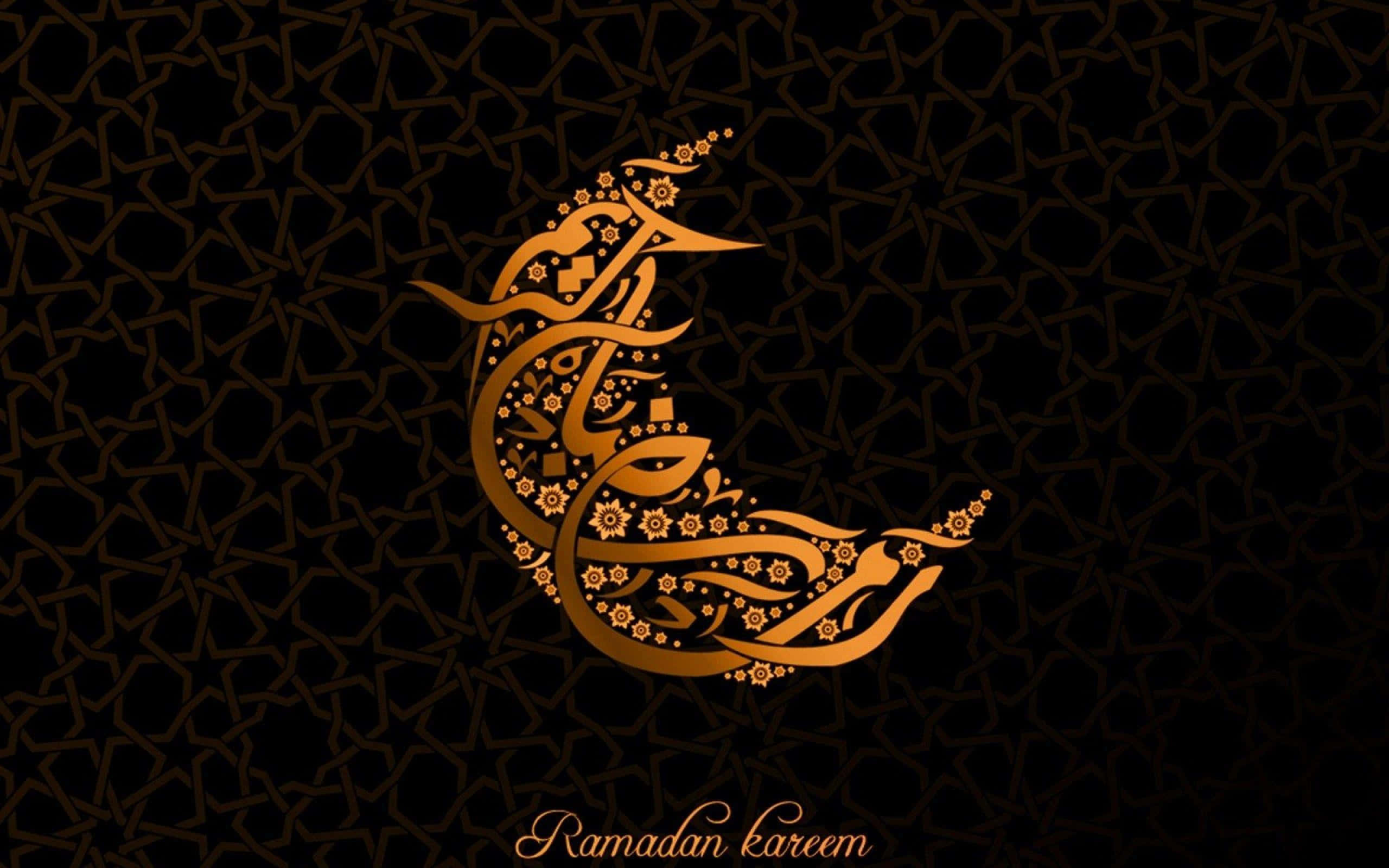 Ramadan Mubarak 桌布 壁紙 — 金色新月搭配花卉阿拉伯書法，背景為深色幾何圖案。