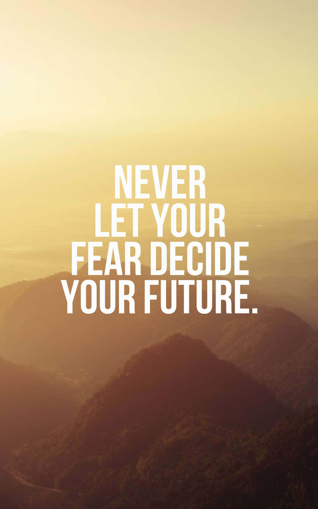 Inspirational Quotes 桌布 壁紙 — 金色日出以溫暖的光芒沐浴著層層疊疊的山脊，而粗體白色文字宣告：永遠不要讓恐懼決定你的未來。