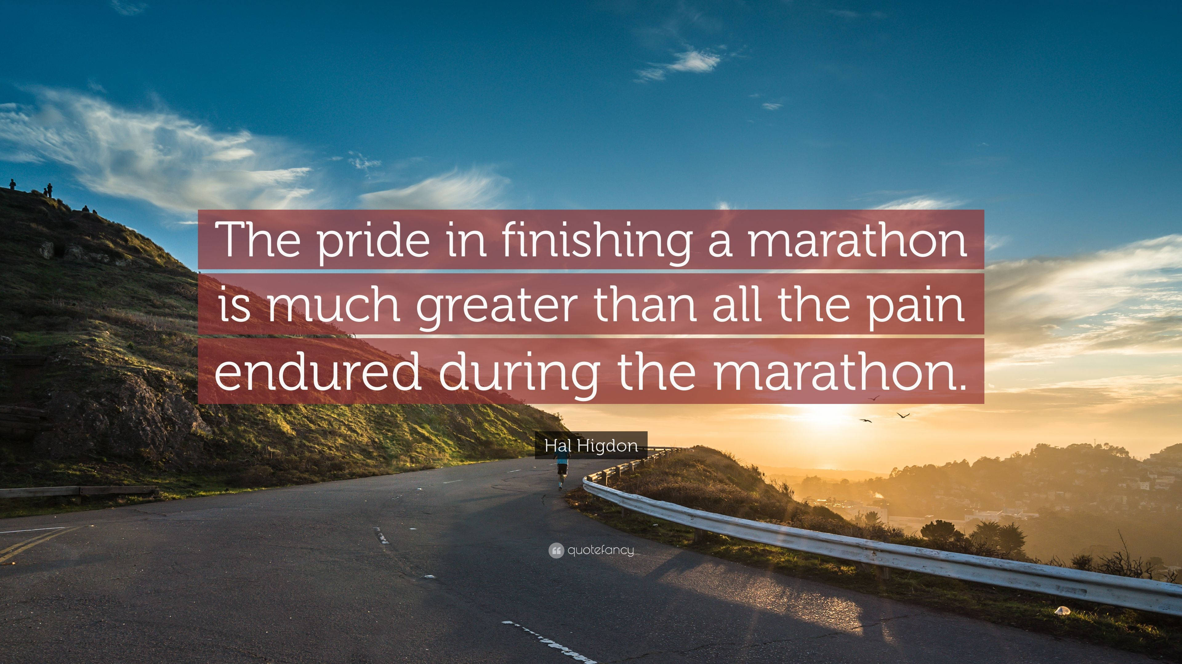 Marathon 桌布 壁紙 — 金色日落時分蜿蜒的山路，遠處有跑步者，並疊加了勵志語句。