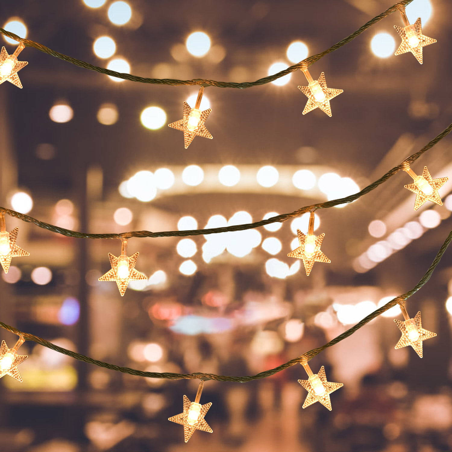 Fairy Lights Aesthetic 桌布 壁紙 — 金色星形燈串在柔和模糊的夜間城市背景下溫暖地發光。