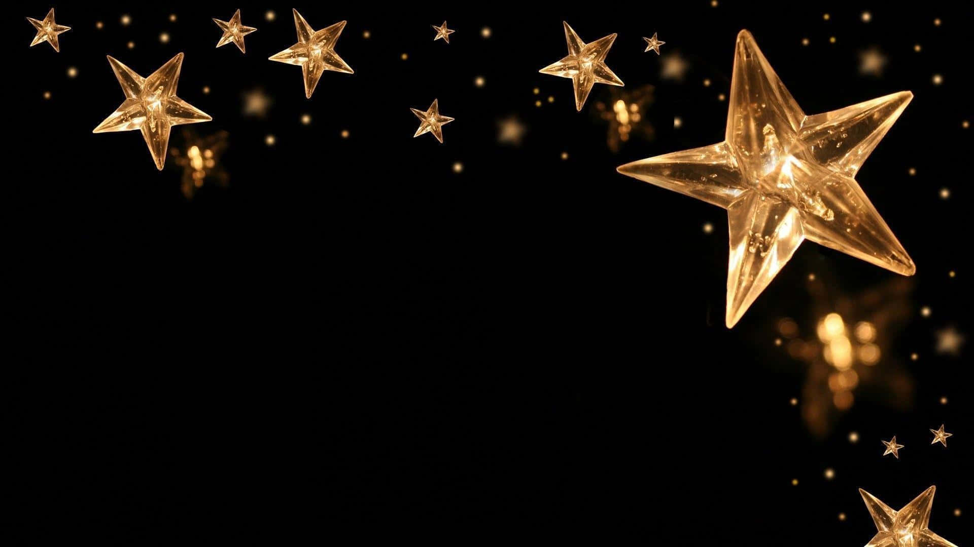 Beautiful Star 桌布 壁紙 — 金色星形燈光在深黑色背景上溫暖地發光，帶有柔和的散景效果。