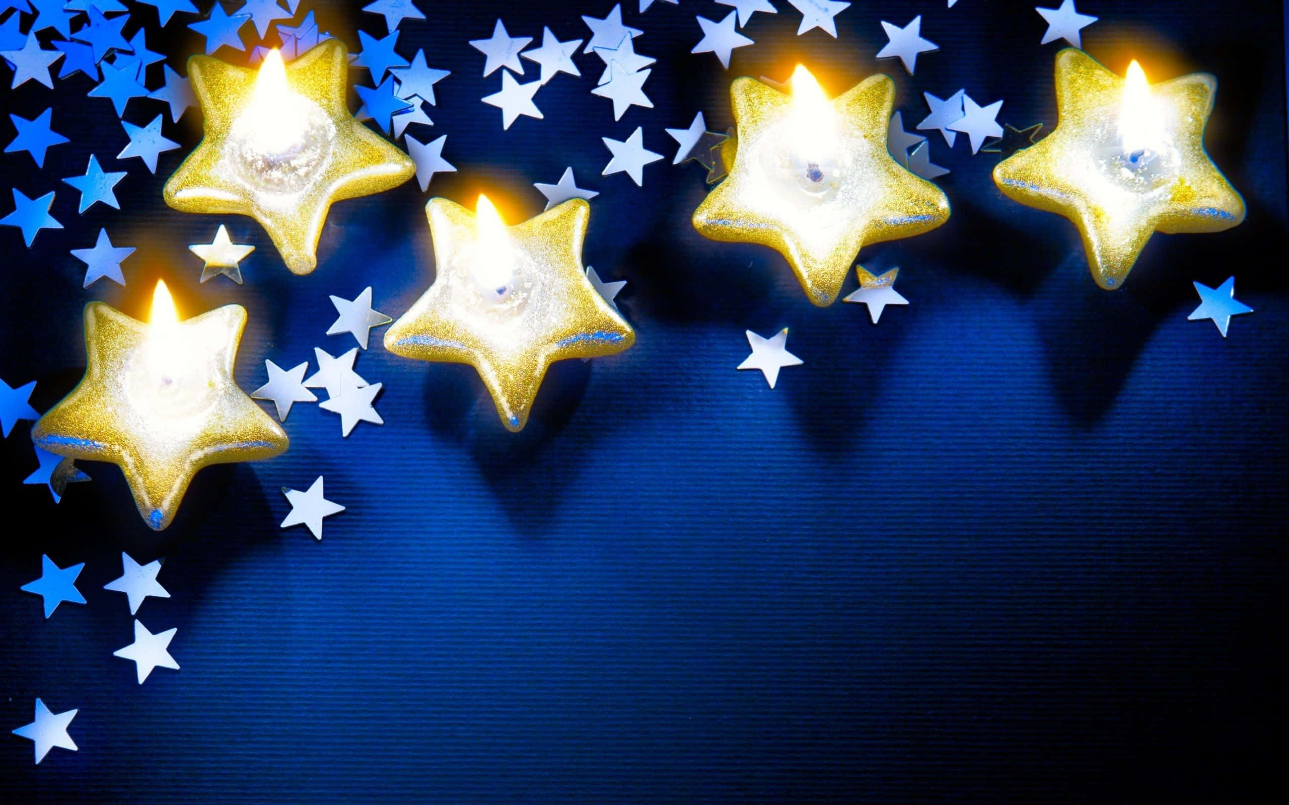 Cute Stars 桌布 壁紙 — 金色星形蠟燭在深藍色背景上散發溫暖光芒，背景點綴著白色星星。