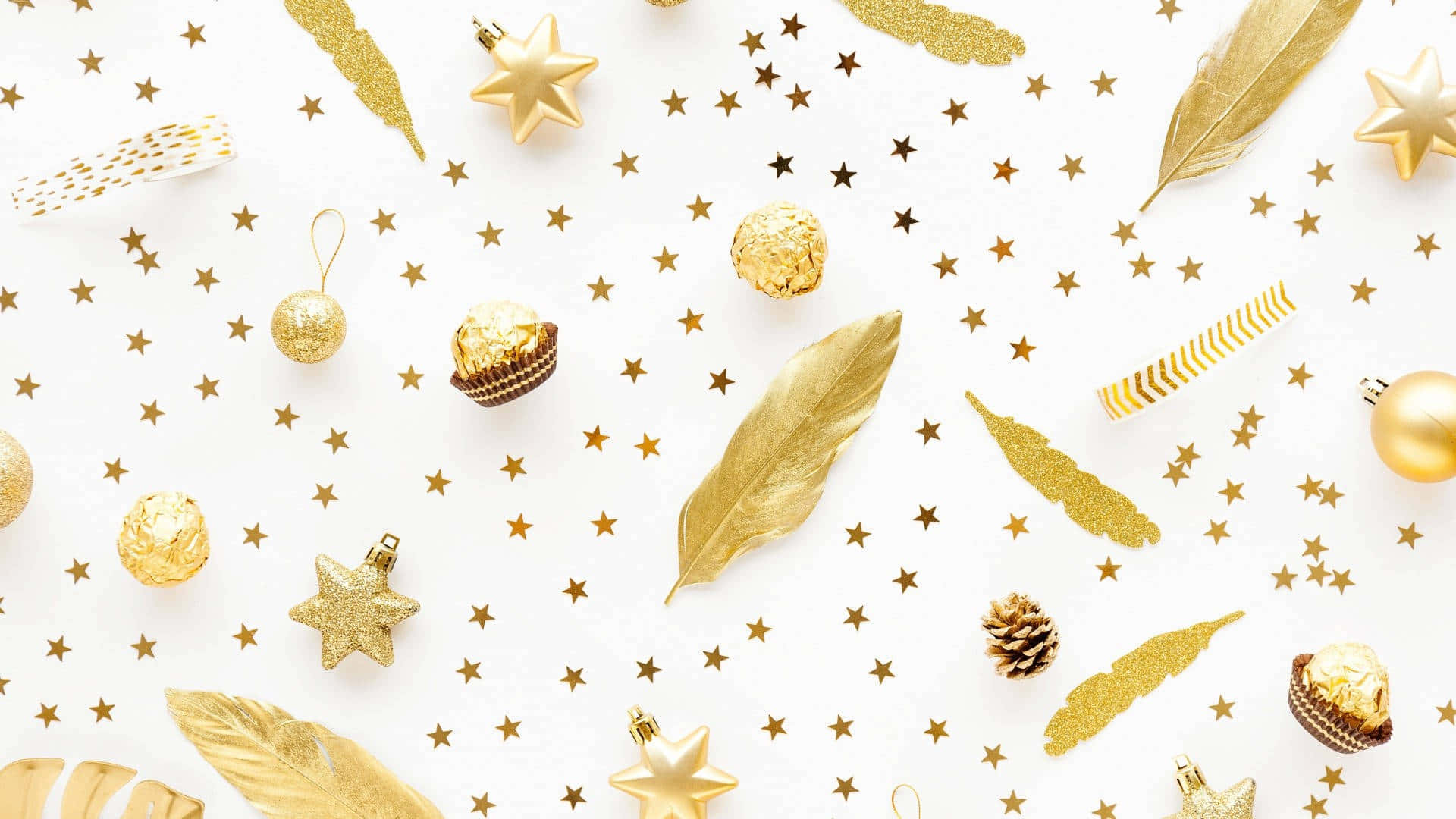 White And Gold 桌布 壁紙 — 金色星星、羽毛、裝飾品和松果散落在白色背景上，營造節日喜慶裝飾。