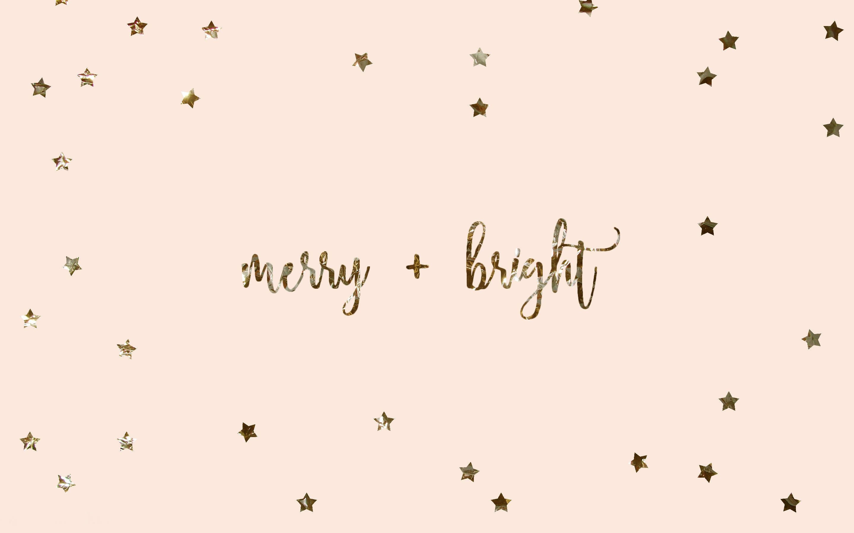 桌布 壁紙 — 金色星星和閃爍的「merry bright」文字漂浮在柔和的腮紅背景上。