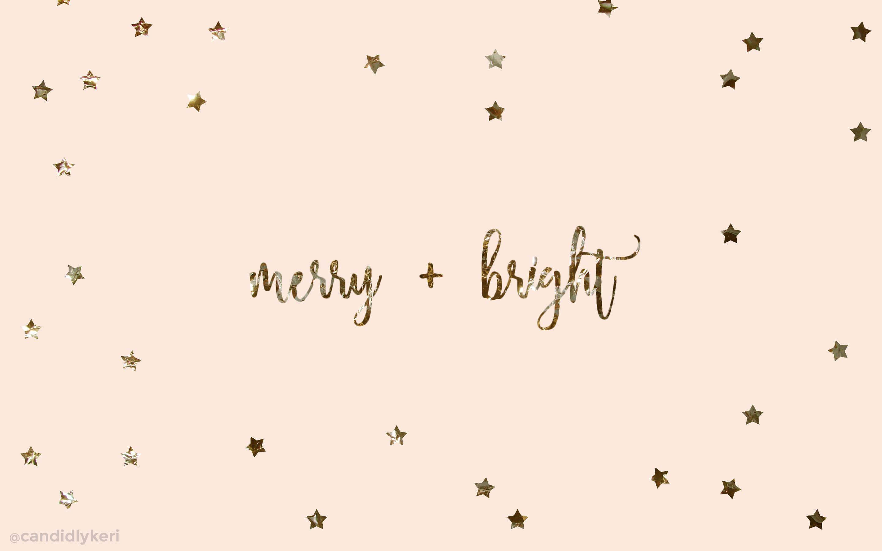 桌布 壁紙 — 金色星星和閃爍的文字「merry bright」漂浮在柔和的桃色背景上。