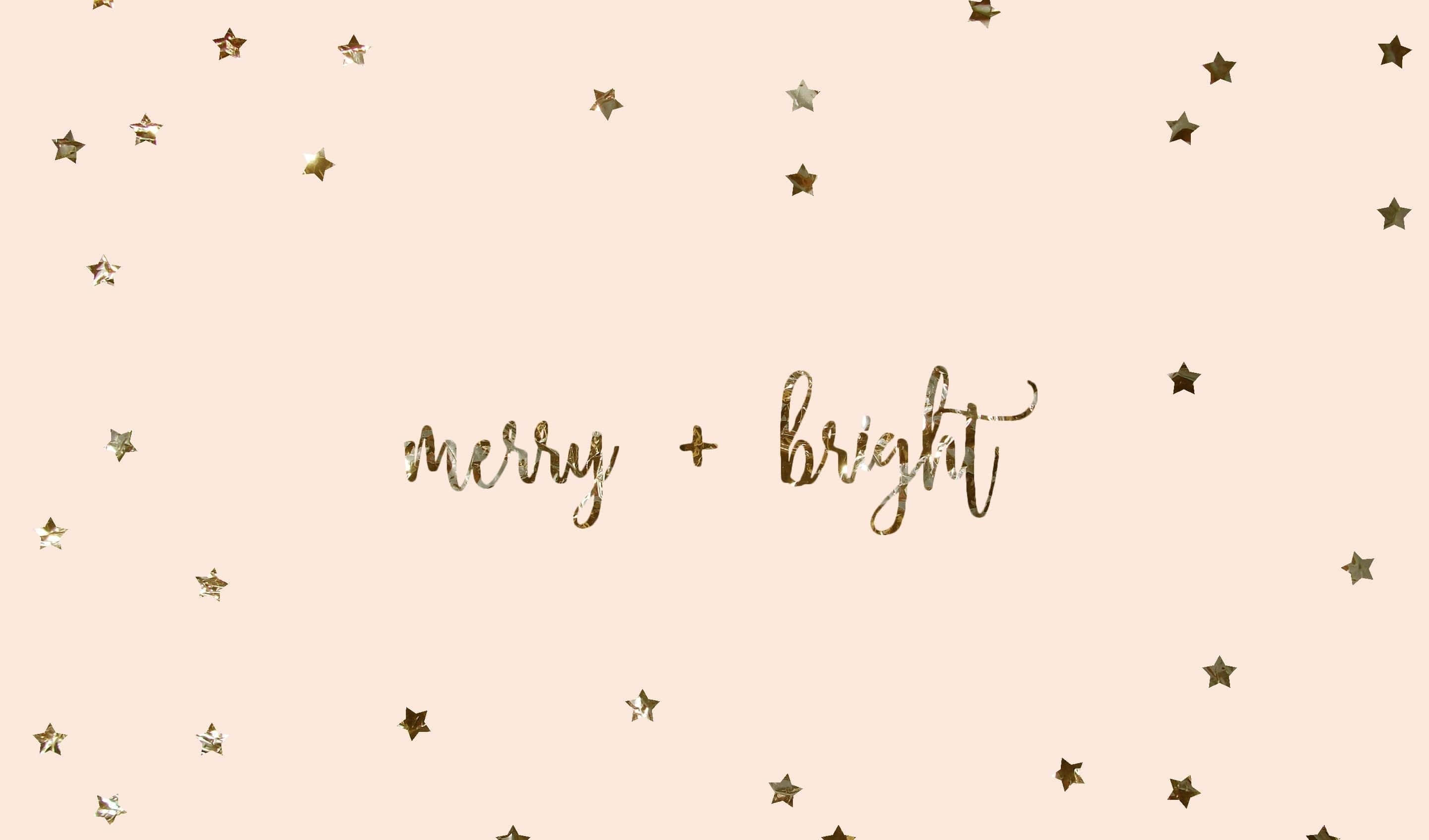 聖誕美學 桌布 壁紙 — 金色星星漂浮在優雅草書文字 merry bright 周圍，背景為柔和蜜桃色。