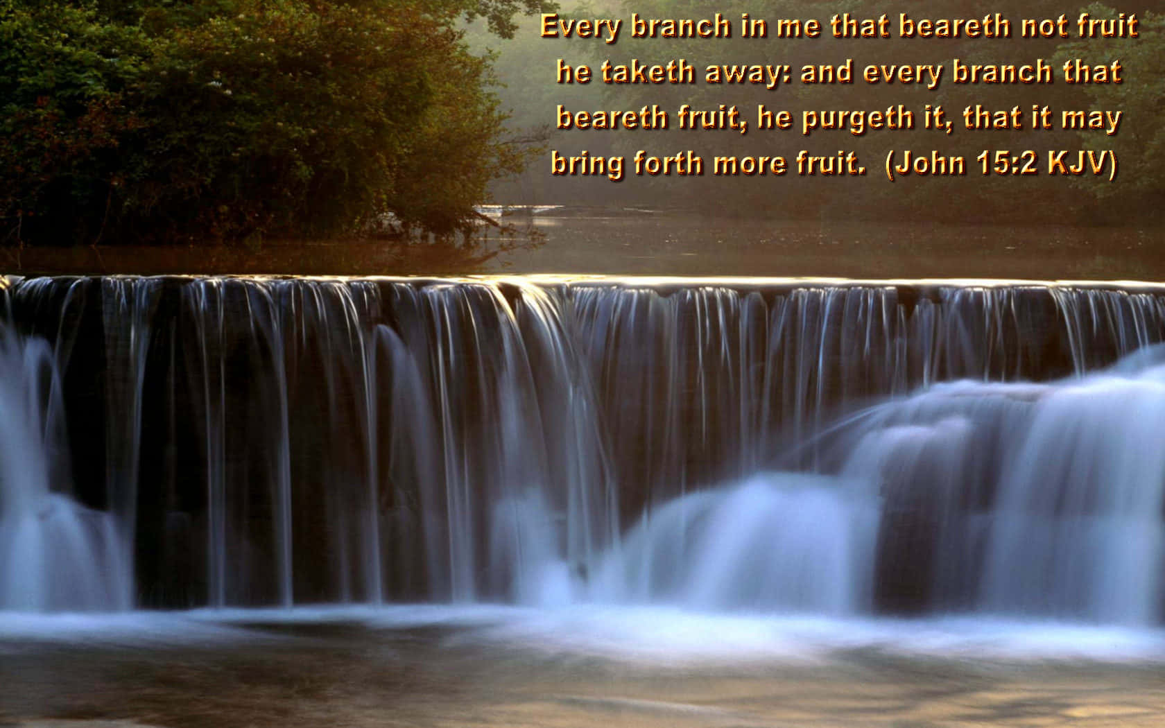 Beautiful Christian 桌布 壁紙 — 金色時刻，寧靜的瀑布從水壩傾瀉而下，經文覆蓋在水面和樹木上。