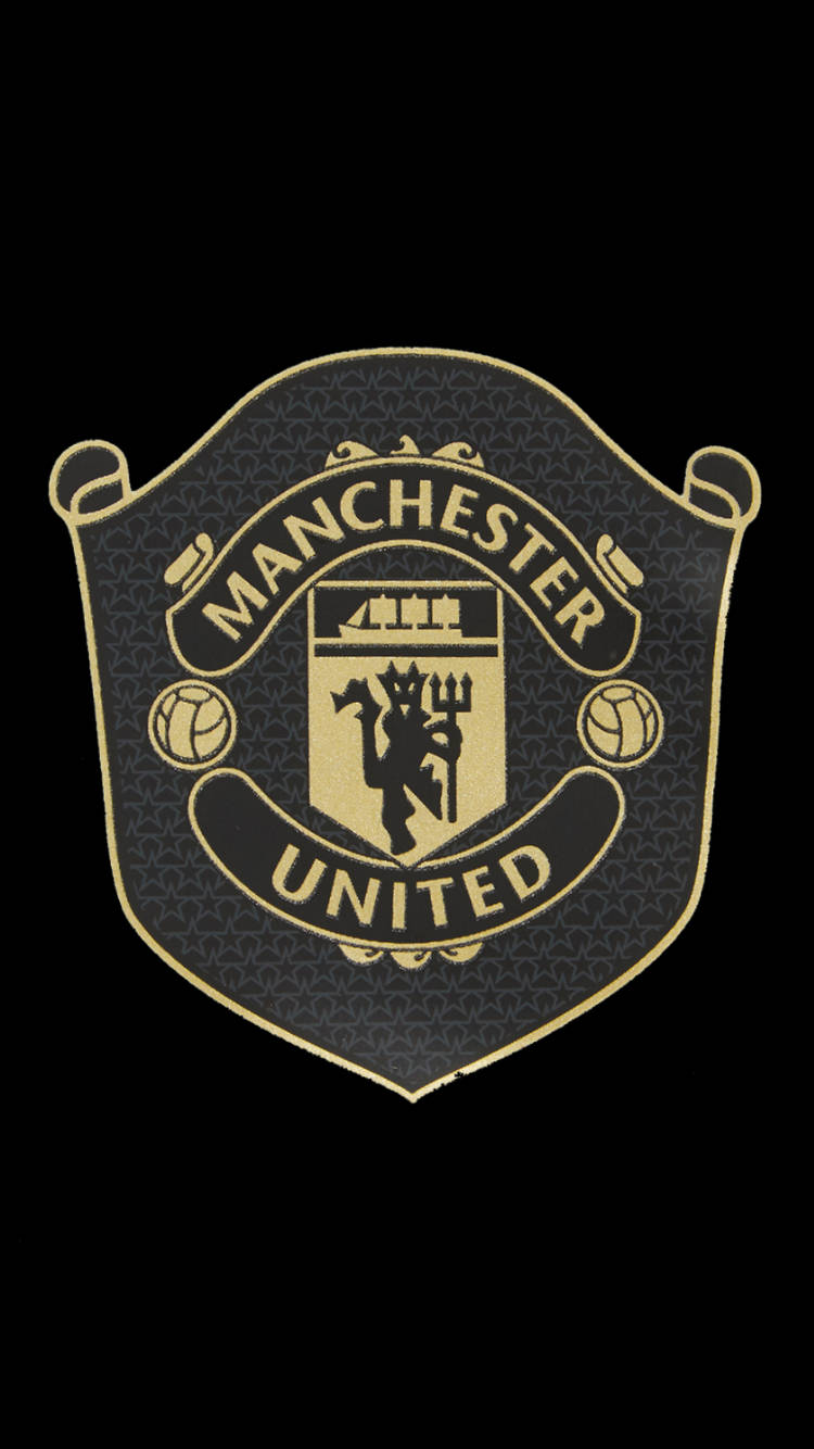Manchester United Logo 桌布 壁紙 — 金色曼聯隊徽，上有魔鬼吉祥物及足球，背景為黑色紋理。